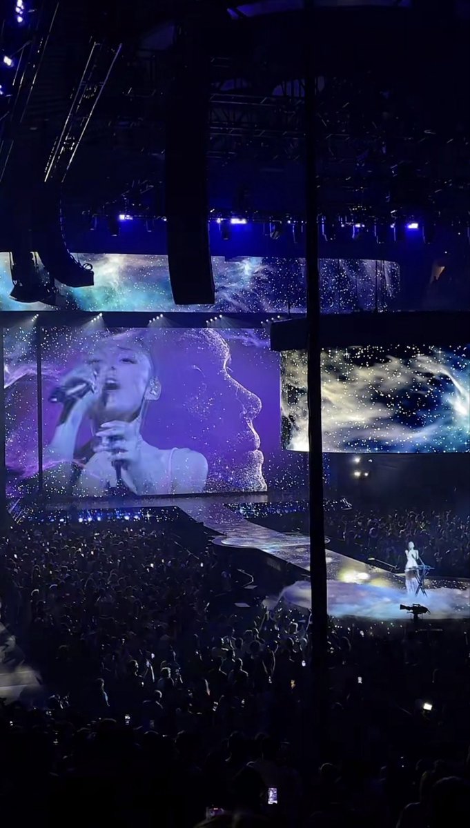 marctusell's tweet photo. Ariana Grande 💙 https://t.co/7fPX8MpRCa