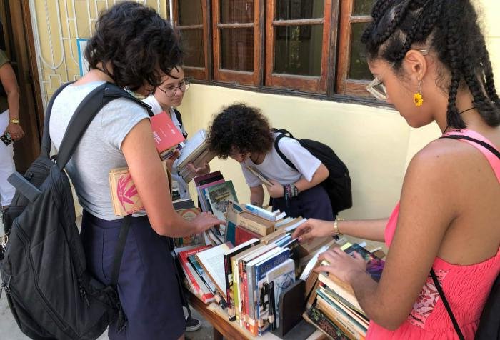 UNEAC_online's tweet photo. 📚La Uneac saluda con especial afecto a todos los bibliotecarios del país en su día. Guardianes de la memoria, puentes entre el saber y la comunidad, su labor imprescindible cultiva el espíritu crítico y protege el patrimonio intelectual de la nación. 

#ArteFiel
#65Uneac https://t.co/1vMzyhNC2b