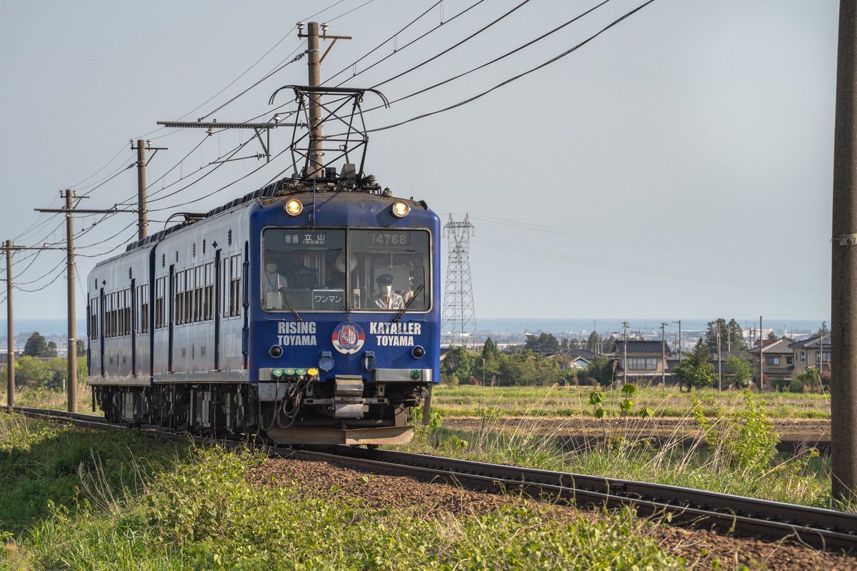 tymphoto_'s tweet photo. カターレ富山のラッピング電車かっこよかった✨

#カターレ富山
#富山の誇り https://t.co/UKemsIQSvG
