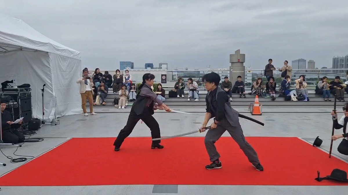 ArtBosy's tweet photo. ちょっと過ぎちゃったけれど5月デザフェスステージ
#パフォーマンス　#デザフェス　#剣舞 https://t.co/x8pwq9pmkP