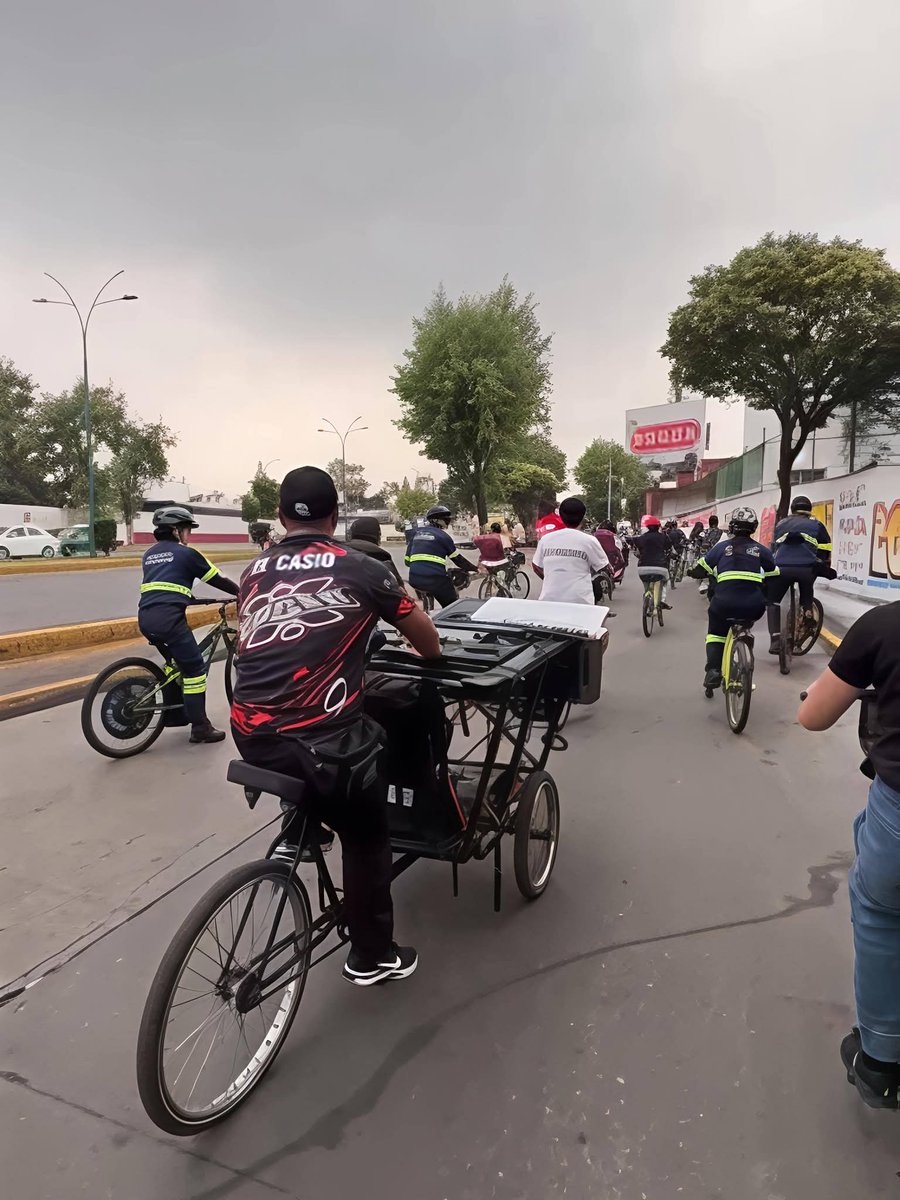 tavaresfdz's tweet photo. Desde el #tlanepantla participamos con  @samteranpadua  en el foro jornada por el día mundial de la  #bicicleta.
Obviamente con el sonidero rodante con sonido Casio.
La bicicleta no solo es un insumo que mitiga el sufrimiento humano. https://t.co/XAo7M0lu2n