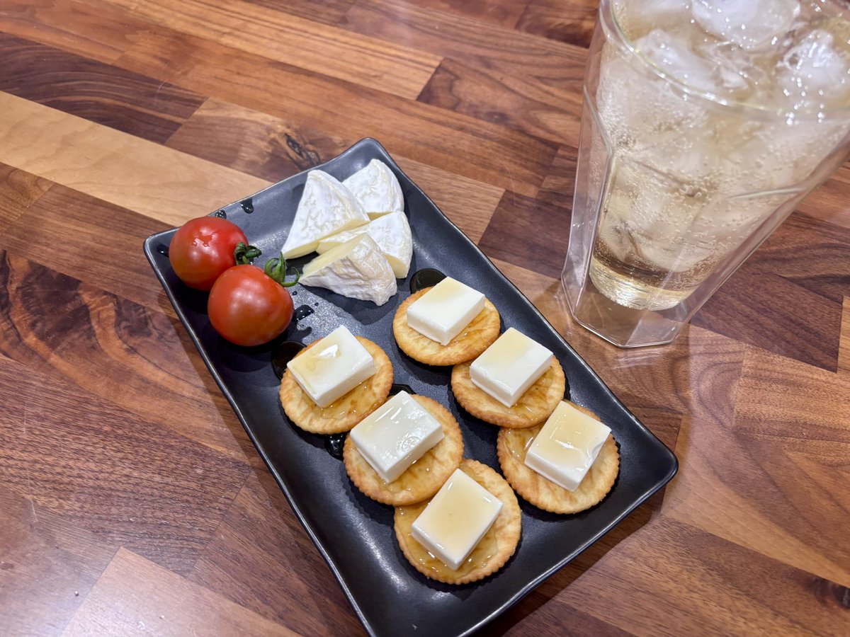 e4Hpm31pxw47433's tweet photo. 日曜日の乾杯🍻

本日は外で食べたから、晩酌は軽めで🧀
リッツチーズはちみつ大好き🏆

#晩酌　#まりも酒の晩酌記録 https://t.co/mcp8rFRmcA