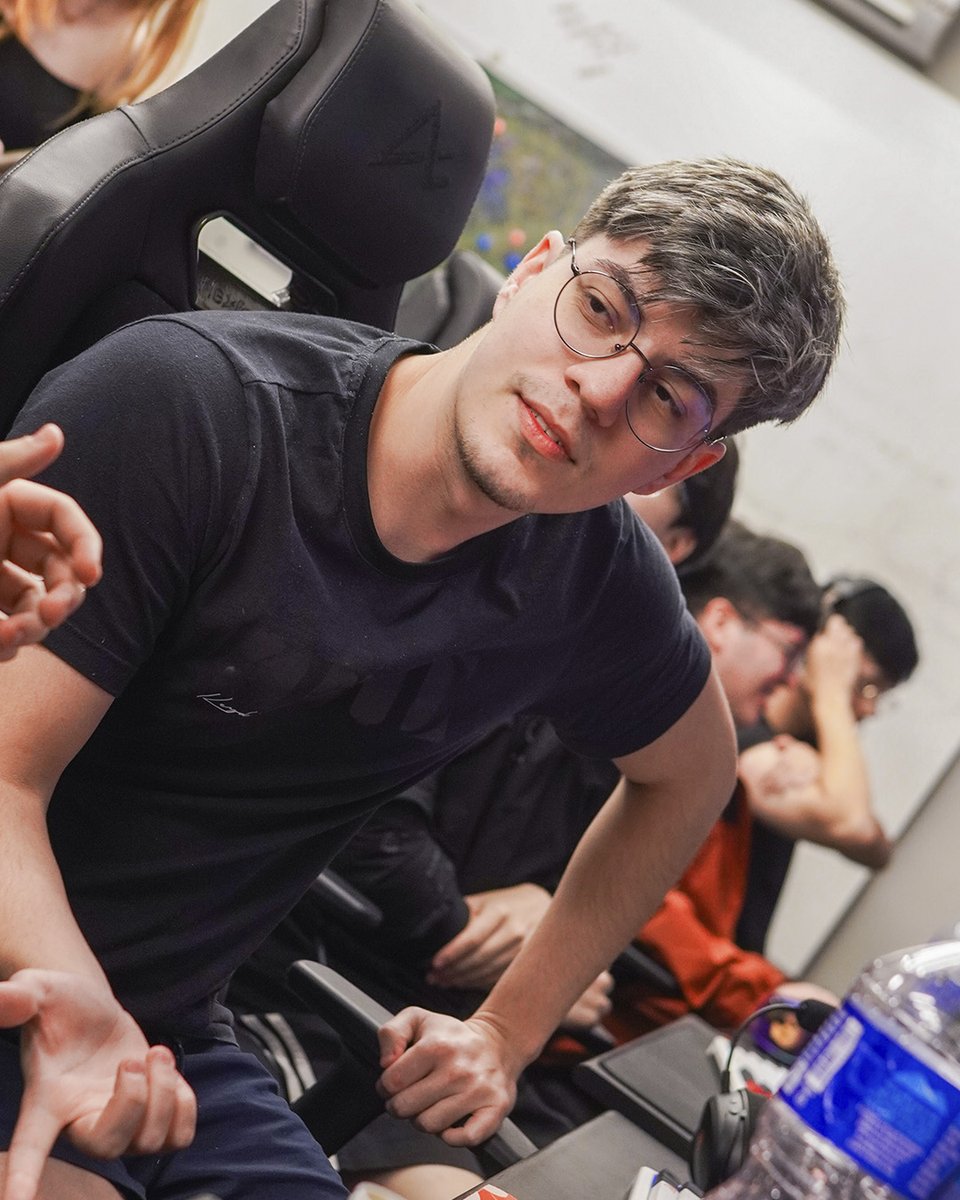 VivoKeyd's tweet photo. DIA DE VIVO KEYD STARS NO QUALIFY DA EWC ⚔️

estrearemos às 13h, contra a LOUD, com transmissão do @ilhadaslendas!

#GoVKS https://t.co/5oVzzfVUzD