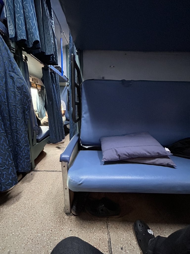 PantryCar's tweet photo. Time to head back home! ๐
A comfortable cosy ICF Second AC ride ๐
The good old Blue interiors โฅ๏ธ
One more beauty is that going to be hauled by my fav WAP4 ๐๐
#IndianRailways #IRFCA #WAP4 https://t.co/2Ic9Ypcutv