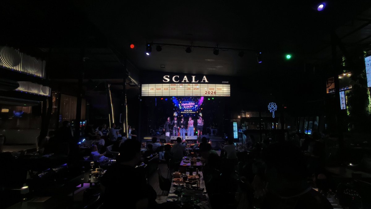 charathbank's tweet photo. #HatoBitoMusicBar
06.06.2026
-maldive

Music Bar On ground (ขออนุญาตเรียกชื่อย่อเป็น มสบ.) เป็นงานที่ถ้าไม่มีเหตุอะไรด่วนก็จะมาแทบทุกครั้ง 

และในฐานะที่ไปแบบแทบจะแย่งกันกดบัตรตั้งแต่ครั้งแรก ต้องยอมรับว่า มสบ. คือ signature ของวงที่มาตั้งแต่แรกๆ เลย แต่กราฟความชอบของงานนี้มันไหลลงไปเรื่อยๆ โดยเฉพาะช่วงหลังๆ ที่อาจจะรู้สึกไปคนเดียวว่า งานมันดูอีรุงตุงนังและไม่ได้โฟกัสความเป็น HatoBito อย่างที่ควรจะเป็น

มารอบนี้ จังหวะดีที่เราอยู่กทม.พอดี ก็เลยตัดสินใจกดบัตร

รอบนี้งานมีเฉพาะช่วงเย็นเท่านั้น ผมชอบแบบนี้มากกว่าการยัดเอากิจกรรมช่วงบ่ายมาด้วยแล้วทำให้เกิด dead air ที่นั่งรอกันจนเซ็ง กว่าจะเข้าช่วงค่ำ

ด้วยตารางที่ประกาศออกมามี ฮต.เป็นวงหลักที่ขึ้นถึง 4 breaks และก็มี guests โคม่า ลูมิน เซชินกุ๊กๆ มาช่วยคั่นเวลา(ช่วยพี่ๆ นักดนตรี) แต่จะเห็นได้ว่าสัดส่วนของการรอของแขกรับเชิญจะไม่ได้เยอะมากเท่าไหร่นัก ซึ่งถ้าเทียบกับ มสบ. ครั้งก่อนหน้า ส่วนตัวผมเองแทบจะไม่รู้สึกว่ามันเป็นงานฮต. กลายเป็นงานค่ายมิวสิคบาร์ไป

ย้อนกลับไปที่ผมพิมพ์ช่วงแรกว่า มสบ. คืองานที่เป็น signature ของวง แต่สิ่งที่เกิดขึ้นก่อนหน้าสิ่งนี้มันหายไปแทบจะทั้งหมด

การเปลี่ยนแปลงในครั้งนี้ส่วนตัวผม ผมชอบมากกว่าครั้งก่อนหน้านี้มากๆ และทำให้รู้สึกว่ามันคือ music bar ที่เรารู้จักและชอบมาตั้งแต่สมัยวงช่วงแรกๆ

ผมไม่ได้แหกปากร้องเพลงโดยที่ไม่ต้องมีเครื่องดื่มเข้ามาในร่างกายมานานแล้ว (ผมจะไม่ดื่มถ้าผมต้องขับรถ) บอกเลยว่าโคตรสนุก

ที่น่าจะเซอร์ไพรส์สุดคือการกลับมาของรุ่น 1 หลายๆ คน ที่ร้างราจากเวทีไป เบญ ข้าวสวย หมอเบล

สารภาพว่า ผมยืนดูแล้วน้ำตาซึมเองเฉยเลย คงคิดถึงบรรยากาศความรู้สึกที่เราเคยตามตั้งแต่ตอนนู้นมั้ง

สุดท้าย ขอชื่นชมพี่ๆ นักดนตรี ที่เล่นกันมันและดุเดือดมาก การที่ guest ขึ้นมาก็คือการที่ให้พี่ๆนักดนตรีได้หยุดพักก่อนที่จะกลับมาบู๊กับทุกเพลงใน setlist

ขอบคุณน้องๆทุกคนไม่ว่าจะ guest และ ฮต เอง ที่พาให้งานมันสนุกมาก

จากการจัดงานครั้งนี้ผมรู้สึกว่า มสบ. แบบที่ผมชอบและรู้จักกลับมาแล้วแค่หวังว่าครั้งต่อๆ ไป จะยังคงรักษาความสนุกแบบนี้ไว้ได้

ปล.1 เพิ่มเวลา guest ให้อีกนิดนึงก็ดีนะครับ บางวงร้องแบบ อ้าว จบแล้วเหรอ
ปล.2 แม้จะจัดที่นี่มาหลายรอบ ผมก็ยังคงไม่ชอบที่นี่เลย เพราะอาหารแพงเกินไป
ปล.3 มีเมมเบอร์ท่านนึง ไม่ขอเอ่ยนามบอกว่าชอบเห็นทวีตพี่เวลาตัดพ้อ หวังว่าจะได้เห็นทวีตนี้เหมือนกันนะครับ ก๊ากกก

#HatoBito
