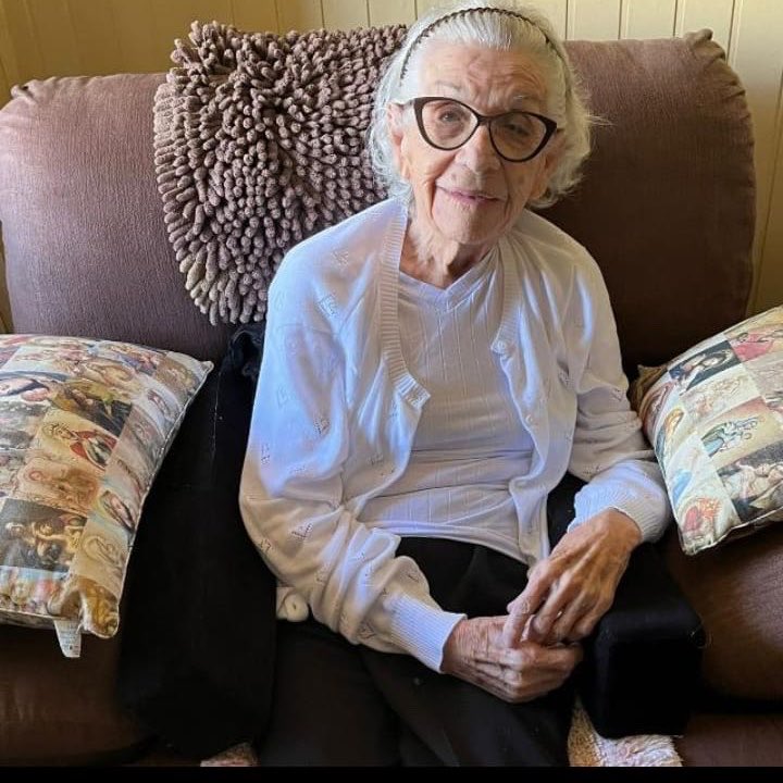 MammyCe's tweet photo. Há um mês atrás minha mãe foi dormir a tarde e não acordou mais. A casa ficou vazia sem a rotina de cuidados que eu tinha com ela. Mas fico feliz pela passagem suave e merecida que teve. Iria fazer 91 agora em junho. Ela viveu bem, foi plena, foi além de mãe e dona de casa. 🩶🌹 https://t.co/CuLZCkv1jI