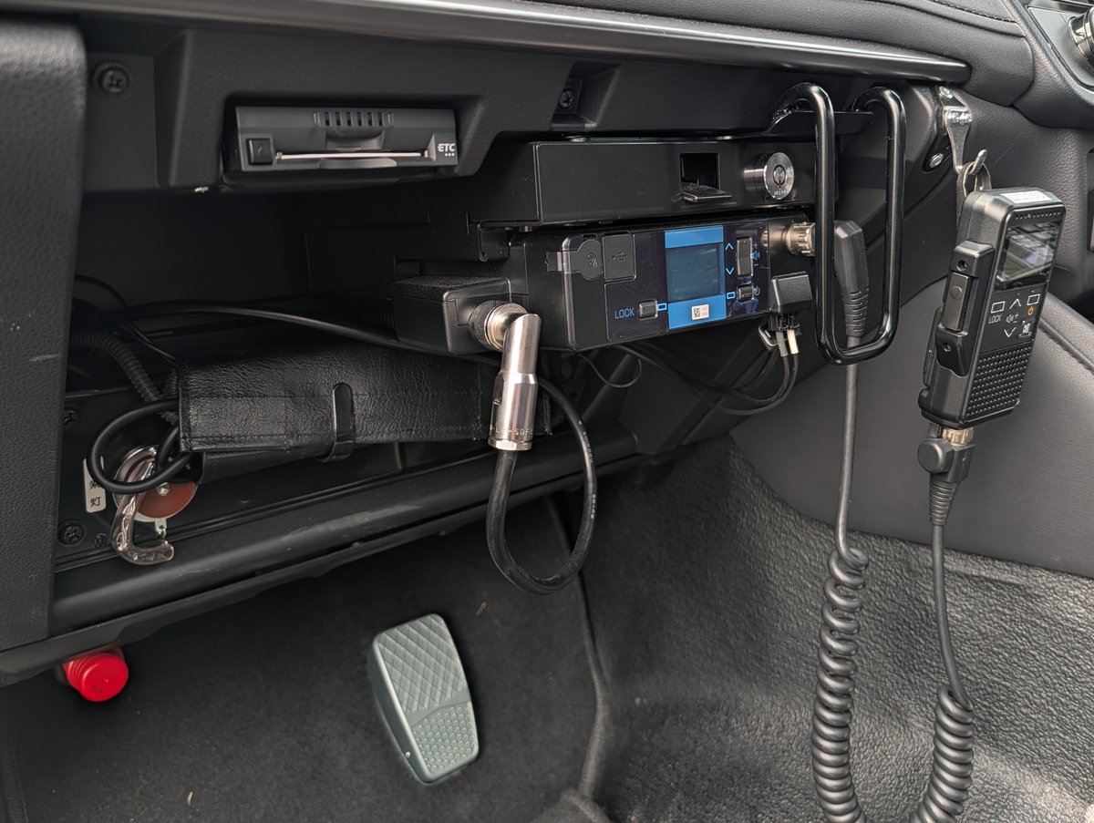 ji4dlu's tweet photo. 山口県警察白バイ安全運転競技大会
NT1100配備されており、跨がさせて頂きましたが、思った以上にスリム・・・左ハンドルにはいつものレバーが・・・あれNTはDCTのみでは？　白バイ仕様はクラッチ有（ワイヤー式）とのこと
PC見ると無線機IPRなんだ（知らんかった） https://t.co/cdhFyWteLy