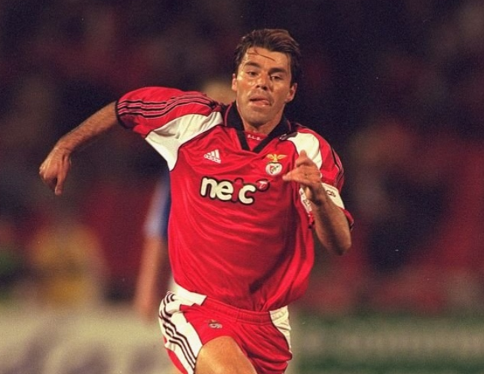 SLBFrance's tweet photo. ⚽ José Calado fête aujourd’hui ses 52 ans. Ancien milieu du Benfica, il a disputé 184 matchs en Primeira Liga et porté 4 fois le maillot du Portugal.
🏅 Il a été vainqueur de la Taça de Portugal 1995-1996 et il a participé aux JO de 1996.
#JoséCalado #ExSLB #FelizAniversário https://t.co/a0ssP3Z2zG