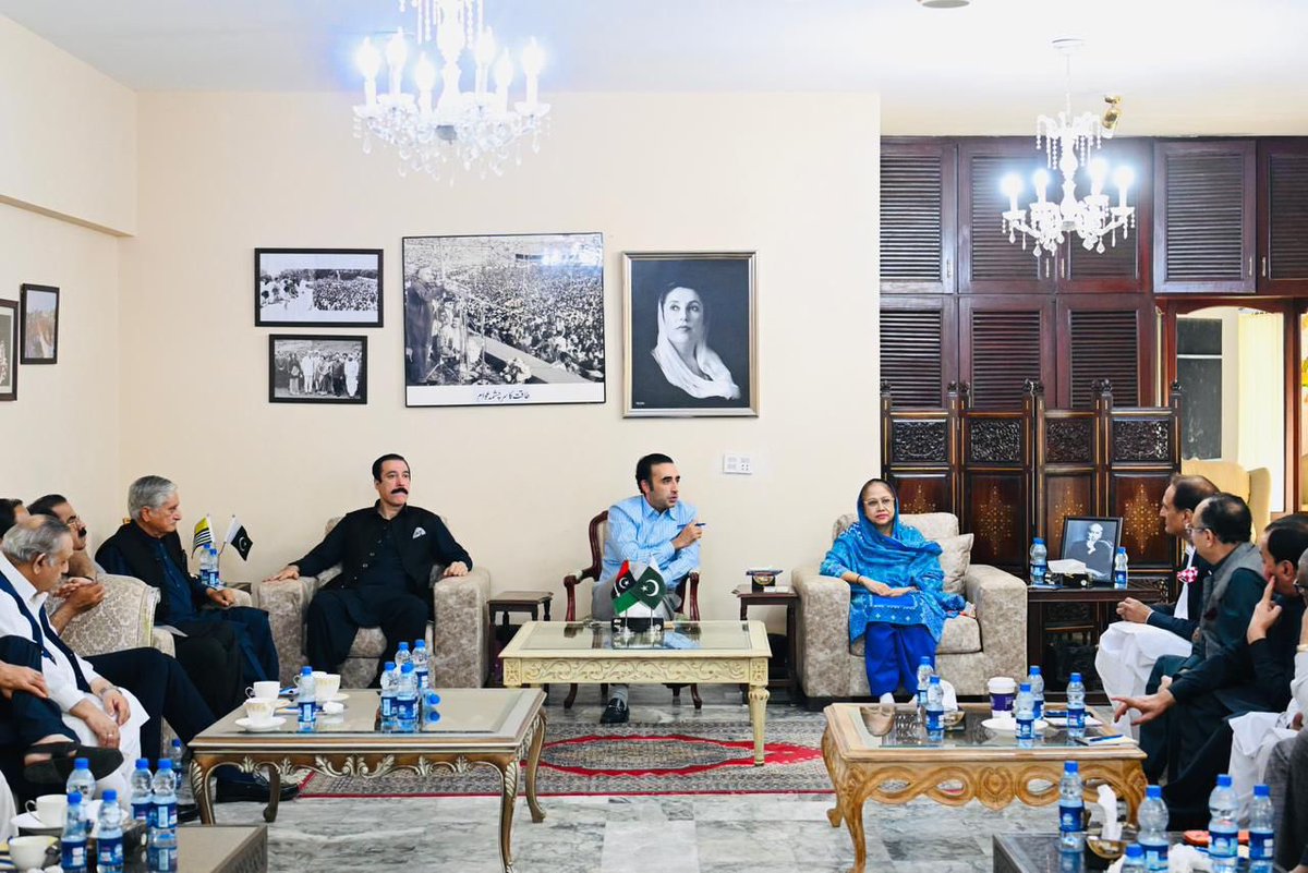 NEWS_BILAWAL's tweet photo. اسلام آباد: پاکستان پیپلز پارٹی کے چیئرمین بلاول بھٹو زرداری کی سربراہی میں پی پی آزاد جموں و کشمیر کی پارلیمانی پارٹی کا اجلاس

@BBhuttoZardari
@BakhtawarBZ 
@AseefaBZ https://t.co/TA7Fh39lQh