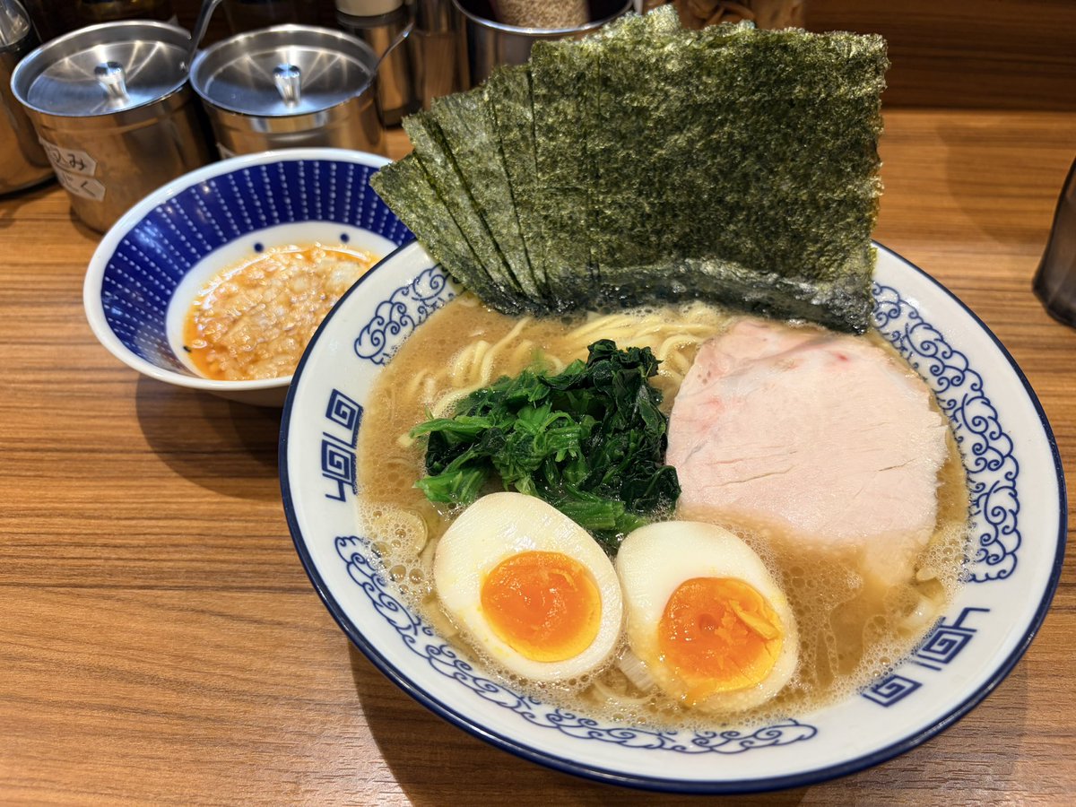 yururu_ratama's tweet photo. 横浜豚骨醤油ラーメンYOLO のり味玉ラーメン
某当主からオススメされてたお店にやっと( ᴗ̀ ̫ᴗ́ )💙
ごくごくの飲ませ系スープと麺が最高すぎたんだけど、旨辛にんにく背脂を絡めて食うのが美味すぎて最高超えてキマりまくってた…💥後半はさらに唐辛子みそ混ぜて食べると、神🫠もうまた食べたいヨ❗️ https://t.co/PESy6ist9m