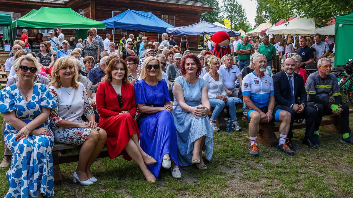 AnnaMKrupka's tweet photo. ♥️𝟮𝟭. Ś𝘄𝗶ę𝘁𝗼𝗸𝗿𝘇𝘆𝘀𝗸𝗶 𝗝𝗮𝗿𝗺𝗮𝗿𝗸 𝗔𝗴𝗿𝗼𝘁𝘂𝗿𝘆𝘀𝘁𝘆𝗰𝘇𝗻𝘆 𝘄 𝗧𝗼𝗸𝗮𝗿𝗻𝗶 – miejsce pełne tradycji, smaków i wyjątkowej atmosfery.🪗🥗🎷

To piękne spotkanie z naszym dziedzictwem, lokalnymi twórcami, Kołami Gospodyń Wiejskich i wszystkim tym, co w Świętokrzyskiem najcenniejsze. 🌻🌾

Jeśli jeszcze Was tu nie ma, warto odwiedzić Tokarnię i spędzić niedzielę wśród ludzi z pasją, dobrej muzyki i regionalnych smaków. 🎶🧺
