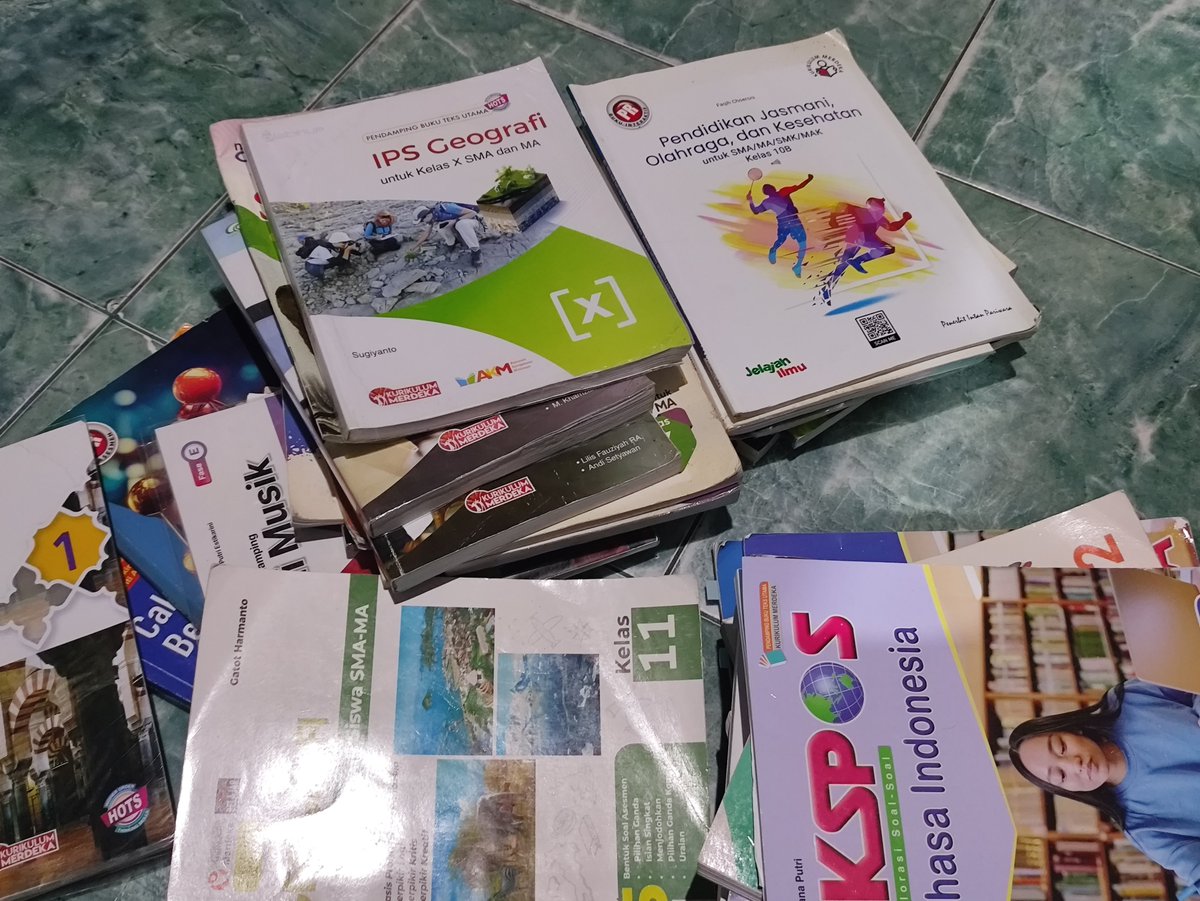 psyqool's tweet photo. Akt 28/29 atau anyone ada yg berminat ga ya kalo aku bagiin buku-buku sekolah kelas 10–11 ini? Masih pd bagus bagus jujur, free kok tapi ongkirnya tanggung sendiri yaa, packingnya aku yg ngurus https://t.co/eViTiWUlRB