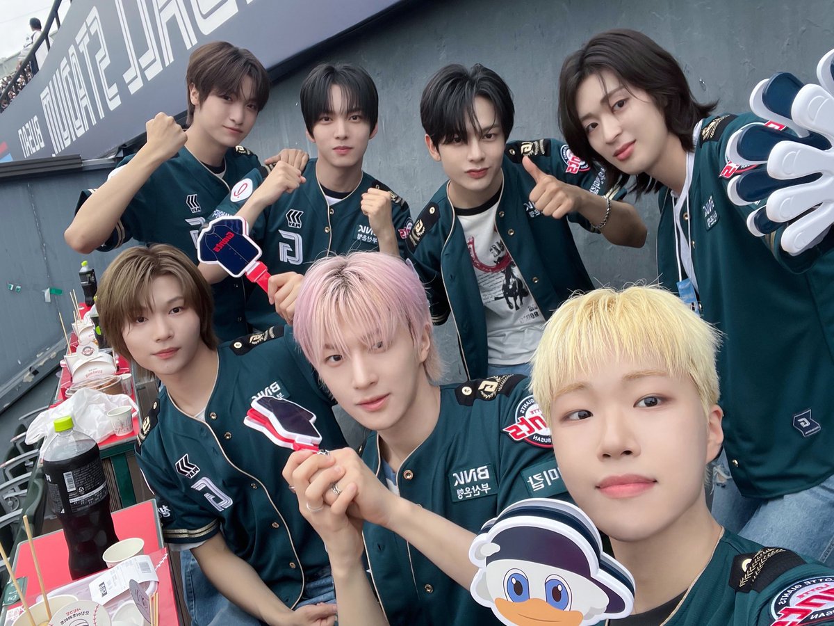 NAZE_FRANCE's tweet photo. 📸  𝐓𝐖𝐈𝐓𝐓𝐄𝐑  ⋮  070626

#GROUPE — De nouvelles photos de NAZE ont été publiées.

« C’est un immense honneur de participer à notre tout premier lancer et coup d’envoi cérémoniels de la KBO avec les (…) »

⤹ #NAZE #네이즈
@NAZE_officl @NAZE_JPN ⊹ https://t.co/B6gUYigyd8