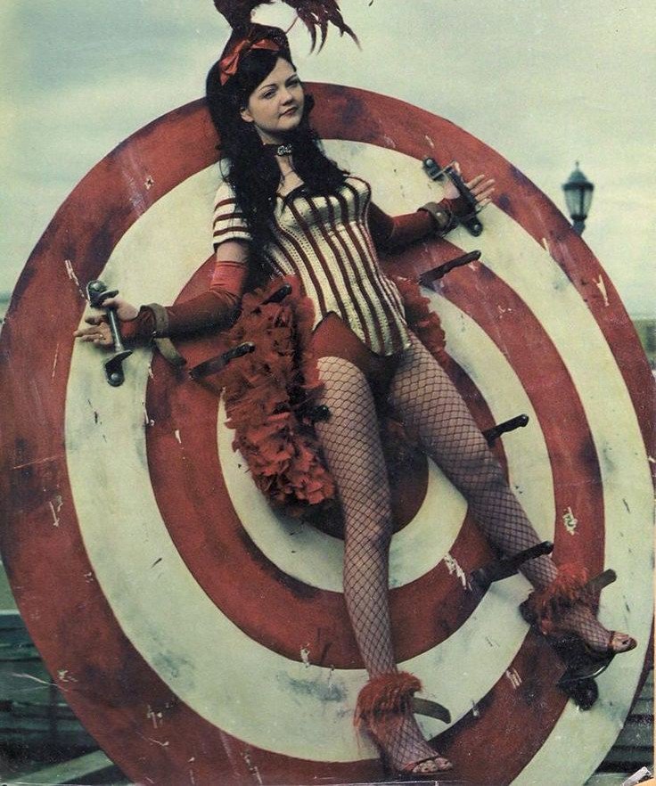 yserah_'s tweet photo. If we're talking about a circus, there's a possibility that the cast will be performing stunts on stage. After all, it's a circus, it has to be entertaining. Based on the shoes Sua and Mizi were wearing in the trailer, they might be doing acrobatic or high-risk acts. And because+ https://t.co/kkVjMB6fwr