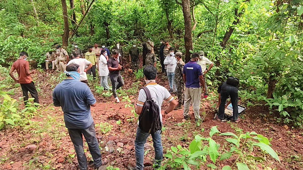 otvkhabar's tweet photo. #ଯୁବତୀଙ୍କ_କଙ୍କାଳ_ଜଙ୍ଗଲରୁ_ଉଦ୍ଧାର
-ଚମ୍ପୁଆ: ବଡ଼ବିଲ ଥାନା ଝାଡ଼ଗାଁରୁ ନିଖୋଜ ଯୁବତୀଙ୍କ କଙ୍କାଳ ଉଦ୍ଧାର
-୨୬ ଦିନ ପରେ ରଇଡ଼ା ସିଦ୍ଧମଠ ସଂରକ୍ଷିତ ଜଙ୍ଗଲରୁ କଙ୍କାଳ ଉଦ୍ଧାର
-ହତ୍ୟା ପରେ ଯୁବତୀଙ୍କୁ ପୋତି ଦେଇଥିଲା ଅଭିଯୁକ୍ତ ଯୁବକ
-ଗତ ୧୪ ତାରିଖରେ ଯୁବତୀ ନିଖୋଜ ନେଇ ହୋଇଥିଲା ଅଭିଯୋଗ
#Barbil #MissingGirl #OdishaMurder #SkeletonRecovered #Jharagaon #OTV