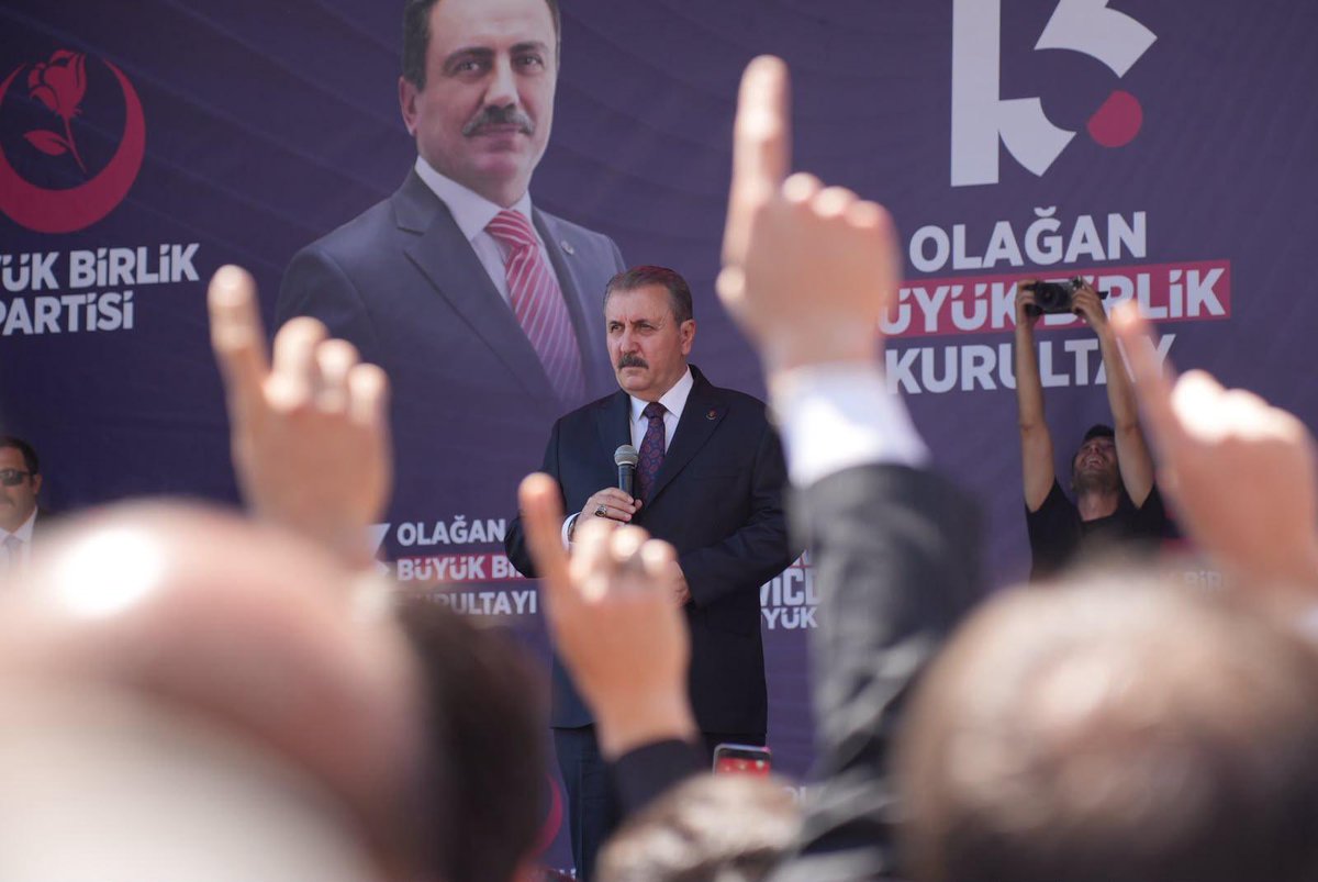 Desticikurumsal's tweet photo. Genel Başkanımız Sayın @Mustafa_Destici, 13. Olağan Büyük Kurultayı öncesinde salon dışında coşku ve heyecanla bekleyen dava arkadaşlarımıza hitap etti.

Birlik, kardeşlik ve millet sevdasıyla çıktığımız bu kutlu yürüyüşte, Büyük Birlik’in iradesi, teşkilatlarımızın azmi ve aziz milletimizin desteğiyle yolumuza kararlılıkla devam ediyoruz.
#BüyükBirlikPartisi #DikYürüyenler