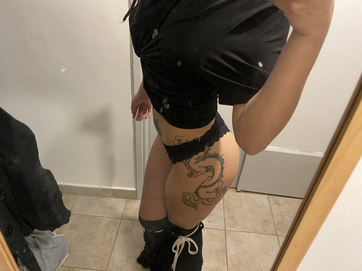 K44lyps0_'s tweet photo. Oh noo… something happened here… #onlyfans 💋💋🖤 https://t.co/g4XpoeNyM7