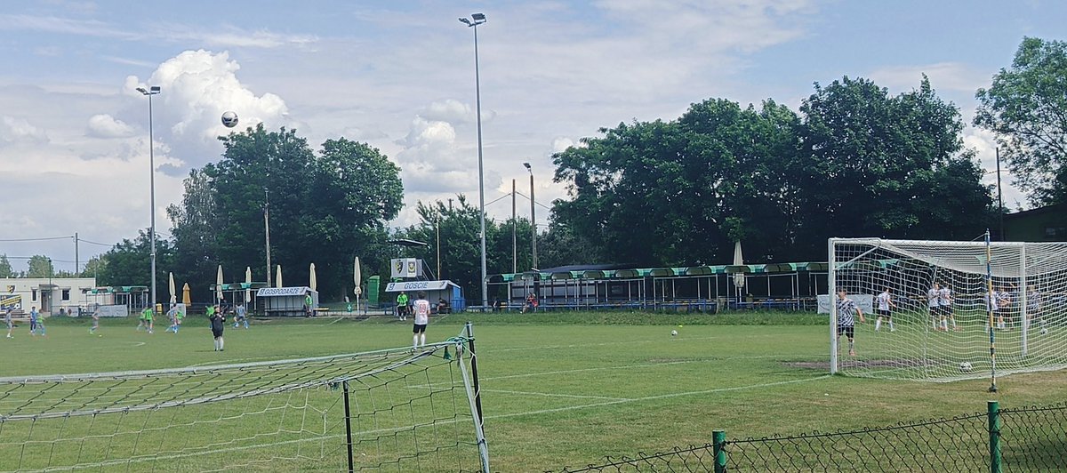ATPMecz's tweet photo. Szybko rozstrzygnięty mecz 5-0 po pierwszej połowie. W drugiej emocji jak na grzybach i wynik się nie zmienił.
Na wzmiankę zasługuje jeszcze zamiana po 1 połowie bramkarza z napastnikiem w KP Byszewy. https://t.co/lQYUpn5aiO