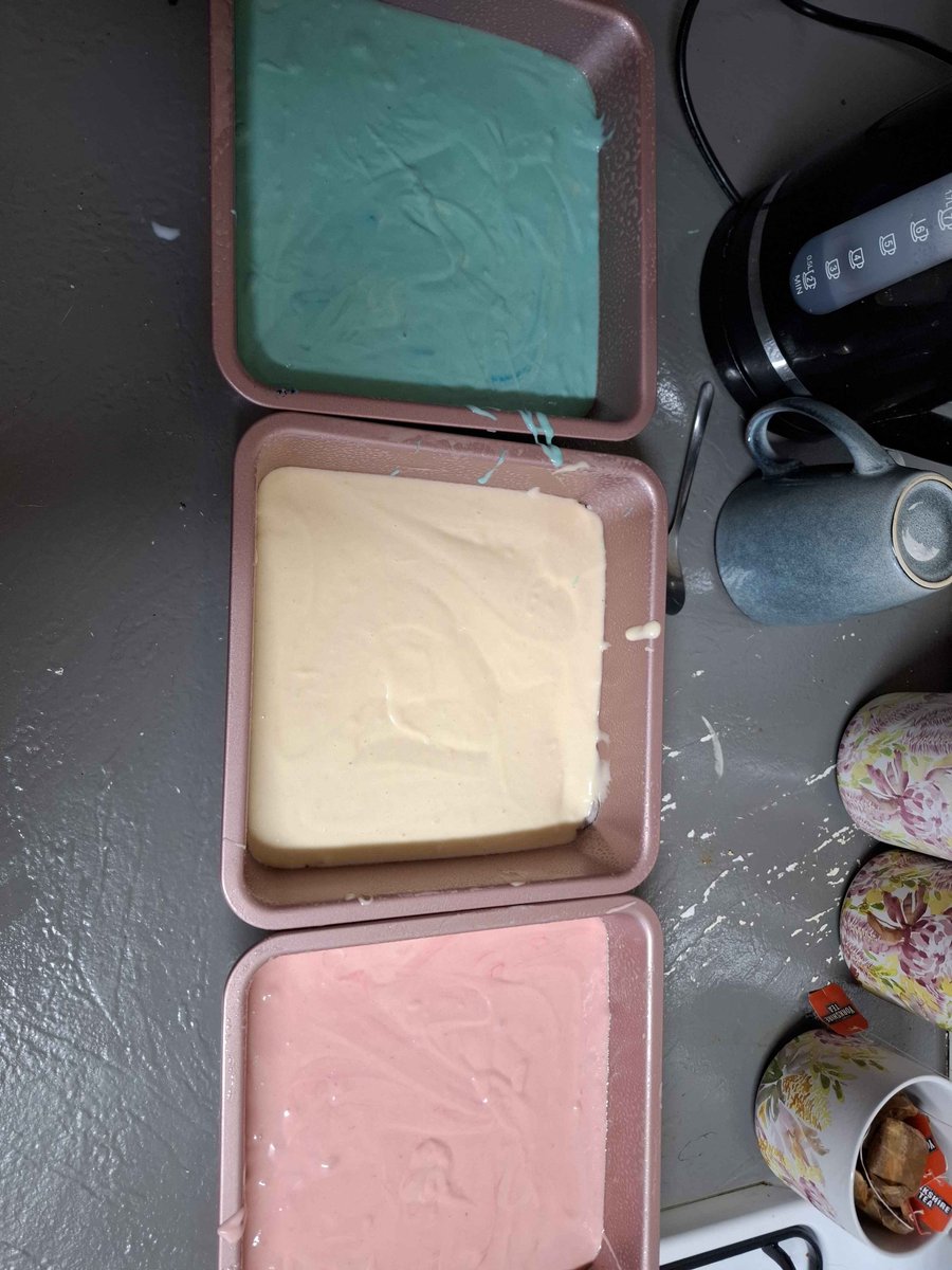 meseriel's tweet photo. Diluting the blue turned it green 😭 https://t.co/fnYuRRdnRk