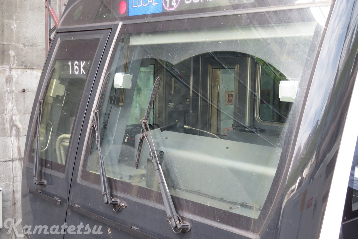 Kamatetsu_'s tweet photo. CBTCアンテナが設置された2121F。配線処理がしっかりしており、車上局も5000系とは違い隠蔽されている模様。非常運転スイッチは交換されておらず、INTEROSもまだ未改修と思われます。車掌台側のアンテナのチルトが若干上向きになっています。 https://t.co/jyyQeWhLh1
