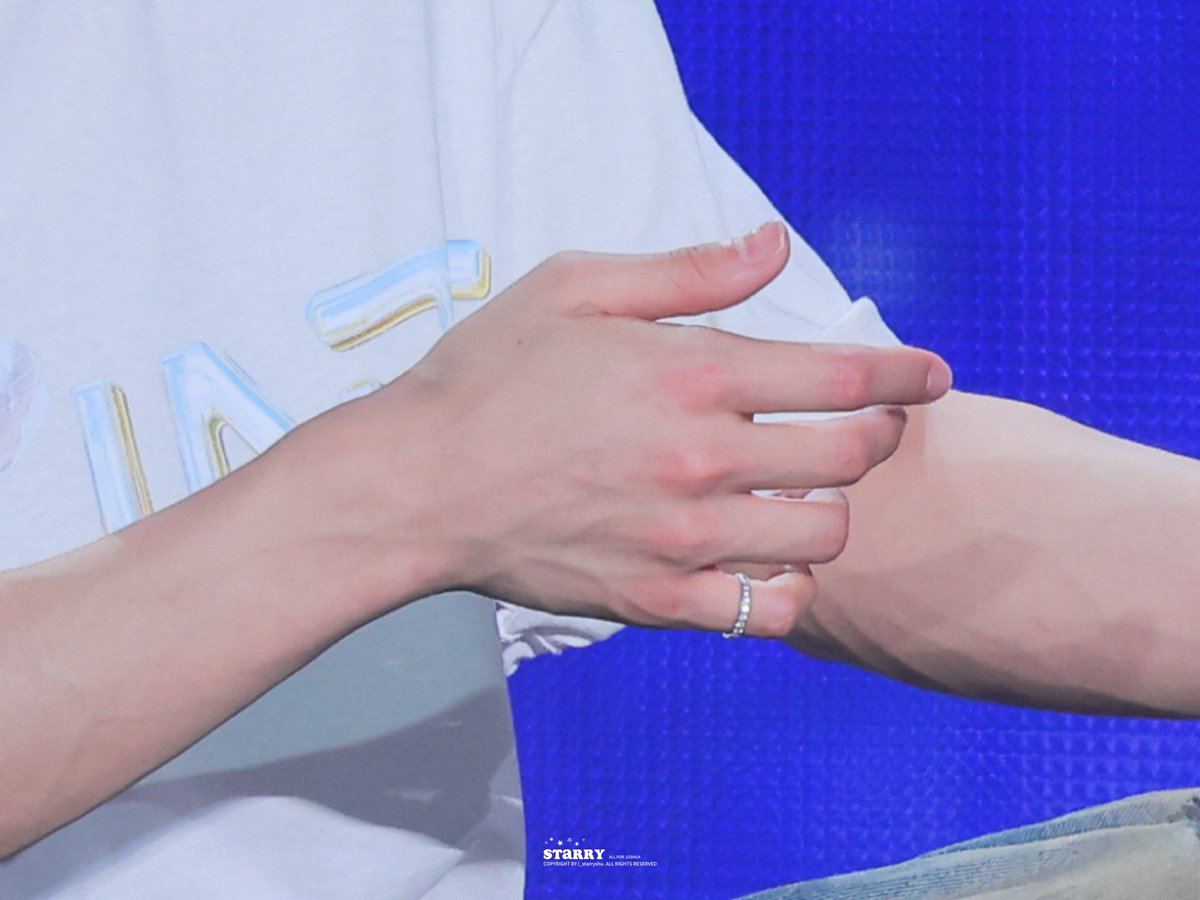 i_starryshu's tweet photo. 슈아는 손도 너무 예뻐요..😵‍💫💕💕

#SEVENTEEN #세븐틴 
#JOSHUA #조슈아 #洪知秀 #ジョシュア https://t.co/bTauxafgBF