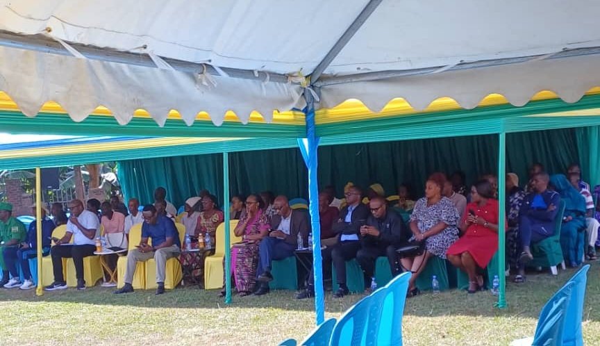 ohdotokenfnd's tweet photo. Muri aka kanya, Abadepite MUKARUGWIZA Judith na NGENDAHAYO Jean Baptista bari mu ruzinduko rw’akazi mu Murenge wa Nyakabanda, muri gahunda yo kwegera abaturage, gusura ibikorwa bibinjiriza amafaranga no kurebera hamwe uburyo bwo kongera umusaruro w’ubuhinzi. https://t.co/57XDgLyjAh