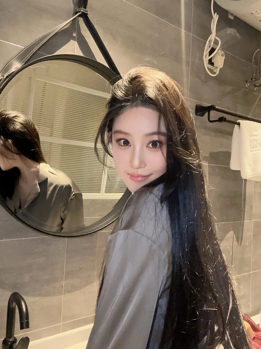 wanyohoo's tweet photo. 最近流量好差，需要搞一个蓝V吗？

#舞蹈老师 https://t.co/SJSxzueKYU