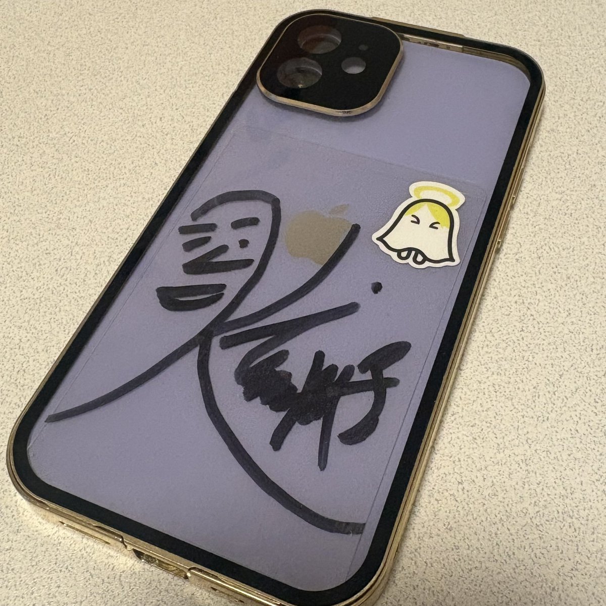 kuro33ookami's tweet photo. こうすればサインが消えることないし懐かしのステッカーも入れれて良き…サインと共に生きていける😌✨ https://t.co/1FhBFbzD65