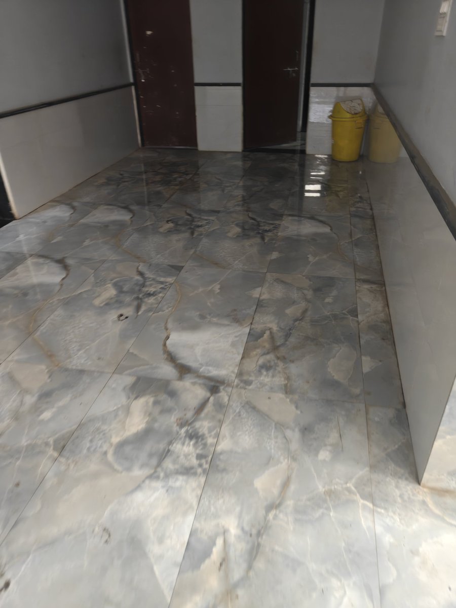 SwapnilZambad's tweet photo. @AshwiniVaishnaw @BhusavalDivn @Central_Railway @RailwaySeva 
मध्य रेल के नांदुरा  स्टेशन के टिकट बुकिंग ऑफिस में बने वेटिंग रूम में शौचालय का पूरा पानी आ गया है, अमृत भारत अंतर्गत लाखों खर्च करके इस नई बुकिंग ऑफिस का निर्माण किया गया है, रेलवे का पैसा इस तरह पानी में जा रहा ह��� https://t.co/opAdXYkI36