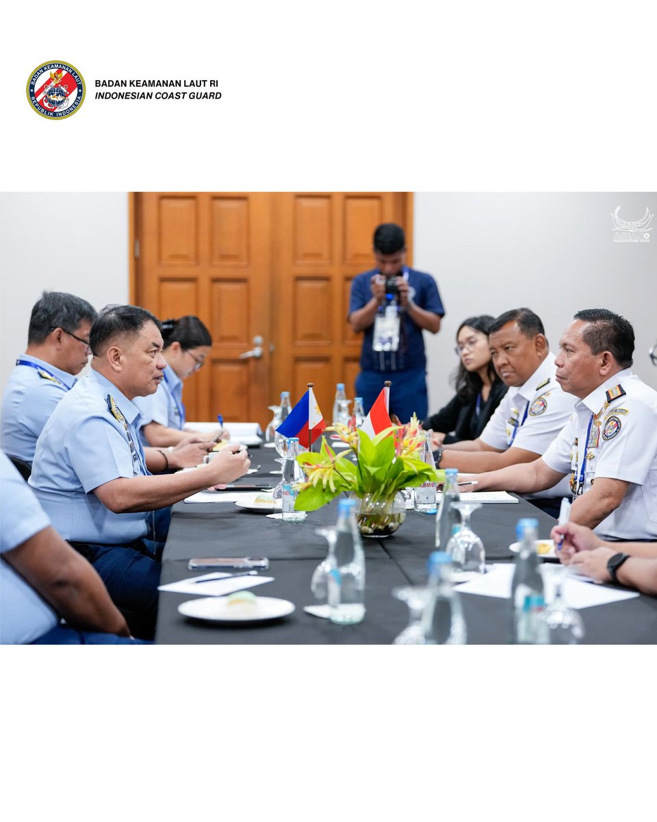 HumasBakamlaRI's tweet photo. Masih di tengah-tengah perhelatan High Level Meeting ASEAN Coast Guard Foum (HLM ACF) 2026, Bakamla RI turut menggelar pertemuan bilateral dengan Philippine Coast Guard (PCG) selaku tuan rumah. https://t.co/2oW9mS7Onr