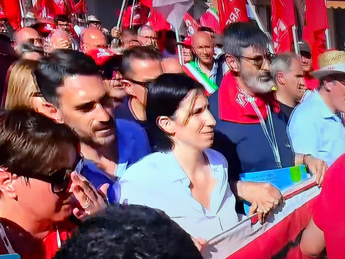antipentac52268's tweet photo. La manifestazione di ieri in Calabria ha mostrato, ancora una volta, tutta la contraddizione della sinistra italiana...
PEZZENTI INDEGNI PROPRIO SENZA " SCUORNO " !
È francamente ridicolo vedere Elly Schlein del PD, Maurizio Landini CGIL e Nicola Fratoianni AVS scendere in piazza contro il Governo Meloni sull'immigrazione, quando da anni sostengono politiche e visioni che hanno sempre spinto verso un'accoglienza INDISCRIMINATA ,più ampia e una maggiore apertura dei confini europei...BAH!
Oggi, di fronte a una tragedia drammatica come la morte dei poveri braccianti, invece di interrogarsi sulle responsabilità politiche accumulate nel tempo, si preferisce puntare il dito esclusivamente contro il governo in carica di GIORGIA MELONI. 
È un atteggiamento che, a mio avviso, trasforma il dolore delle vittime e la sofferenza delle famiglie in uno strumento di battaglia politica.
Chi per anni ha sostenuto determinate politiche migratorie non può oggi fingere di non avere alcuna responsabilità nel dibattito che ha accompagnato quelle scelte. 
Gli italiani meritano serietà, coerenza e rispetto per le vittime, non l'ennesima manifestazione costruita per fare propaganda sulla pelle della povera gente e dei PIÙ DISPERATI E DEBOLI (COME SEMPRE)...!