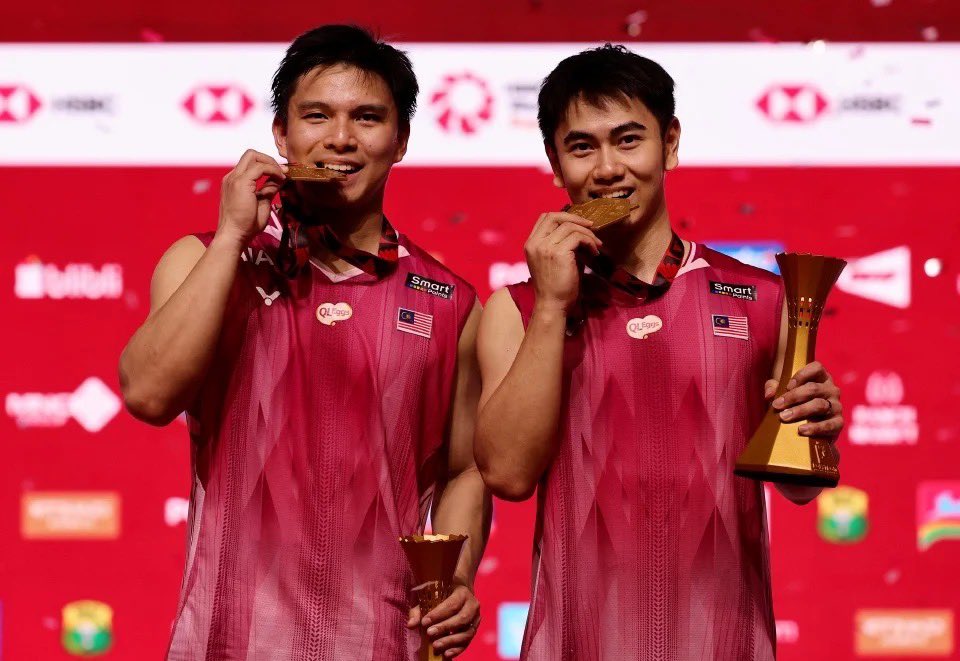 akemasyraf's tweet photo. Sweet ending after 4 straight weeks of tournament for FeiDin.

17 Matches
9 Rubber Games
1 QF &amp; SF
1 Runner Up
1 Champion ✨

#TeamTanganKuat stamina pun kuat 🥵 https://t.co/Mt9iAgTjtL