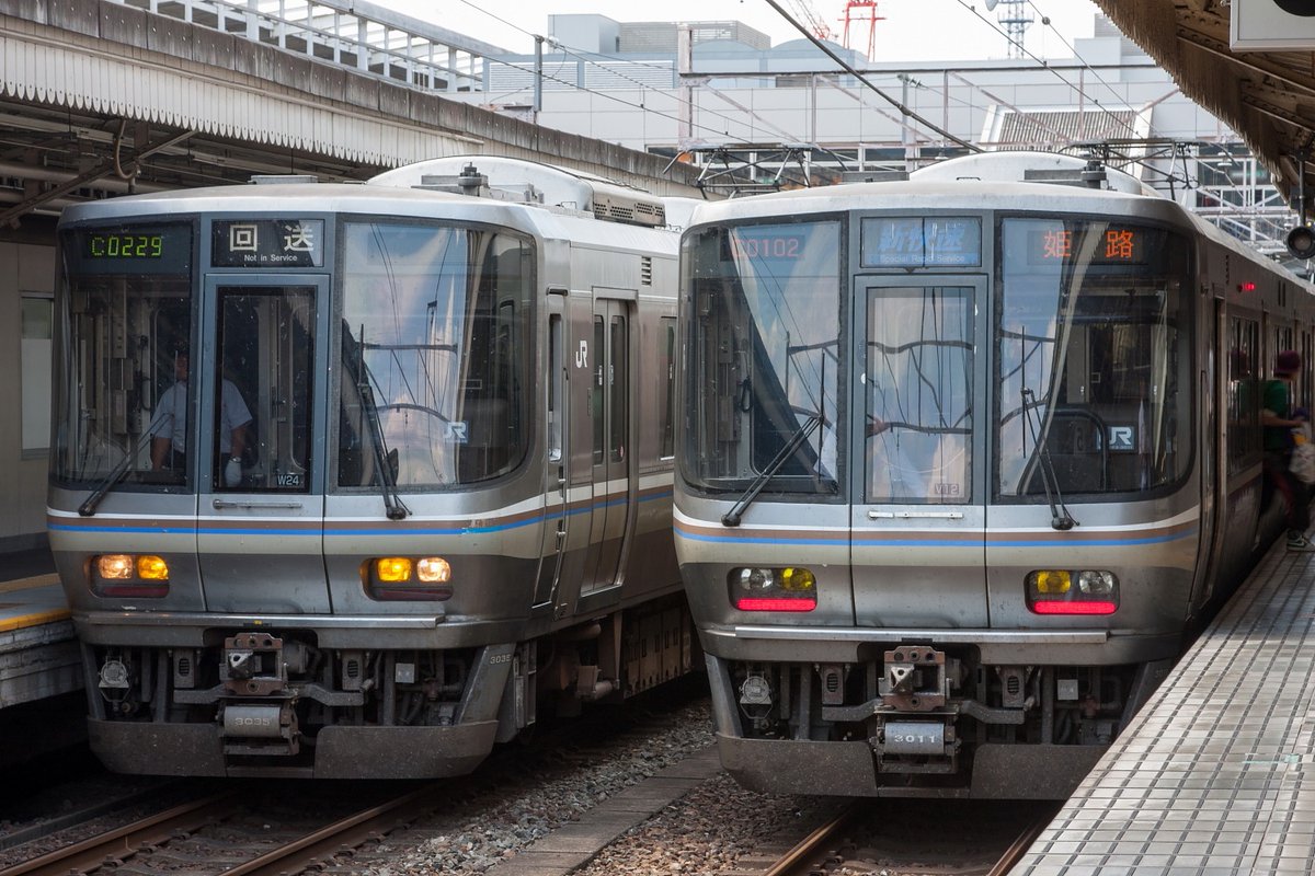 WAU705B's tweet photo. 223系 W24 / V12編成【近ホシ】

223系2000番代1次車同士ですが、W24は運番表示器が2次車以降と同じマグサイン式に換装されています。今ではこういう差異も見られませんね。 https://t.co/Xf8z3R2fZe
