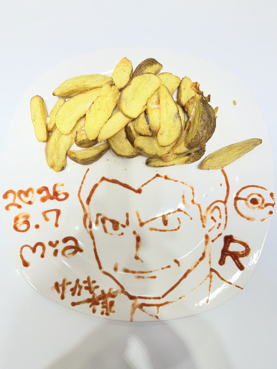 ifuri1115's tweet photo. 今日ミアカフェ行ってきました。お絵描きフライドポテト、ワッフルは、まなさんの　ポケモントレーナー　サカキ、ユウリ。 https://t.co/qx2fYBA76I