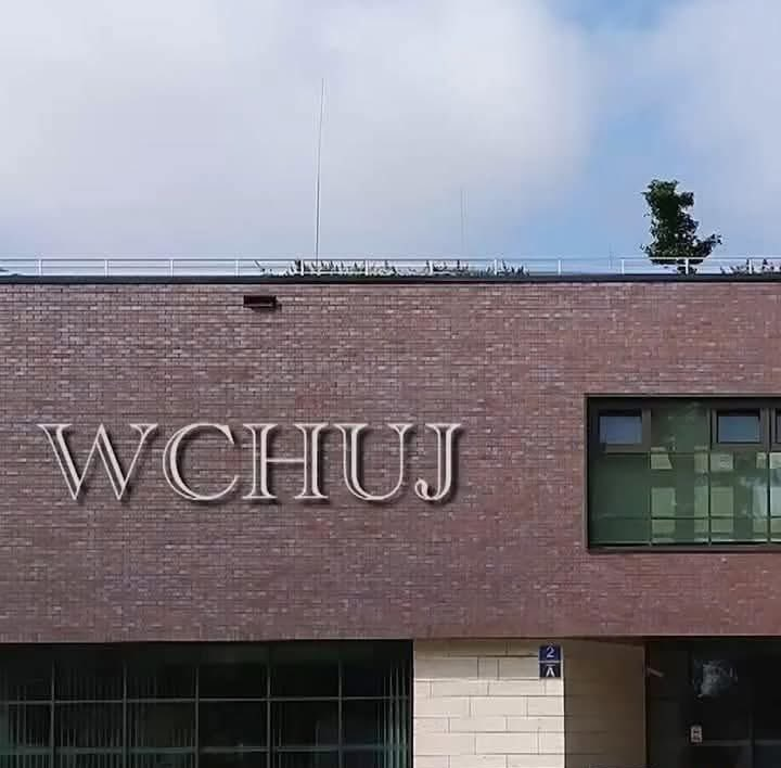 Vito82488734's tweet photo. Wydział Chemii Uniwersytetu Jagiellońskiego. 
Już w samej nazwie jest zakodowane ile tam jest nauki. https://t.co/WqSLkrIORT