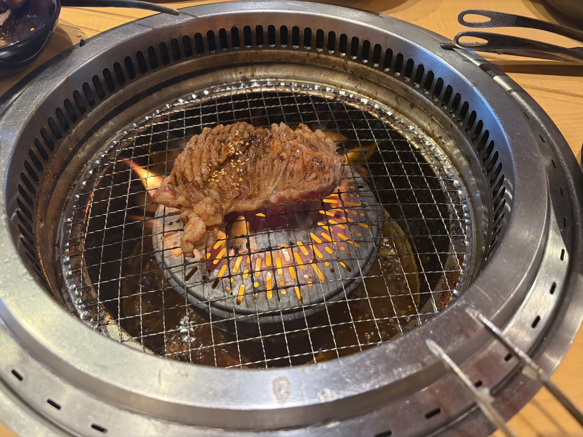 Mhiro6317's tweet photo. 名古屋､2日目終了☑️
なんかよく分からんトラブル続きでで､混線はするし､電源が落ちるわで大変だった。
一瞬とはいえ､焦りまくり💦

しかも2ndの楽曲が､あんなに難しかったとは💦
今覚えば､凄いことやってたんだなぁ🤪

個人的にイライラが止まらずで､終わった1日。
最後は､ラーメン屋でミーティング。
多分､八つ当たりしてたんだろうな💦
反省💦

次はいよいよ3日目。
メタルの大イベント。
とても素晴らしいバンドさんとの共演楽しみ😊

本日は､自身で打ち上げ🚀
お肉たくさん食べて来ました💦
と言っても､イライラが止まらないので､お酒ばかりでしたが💦

あくまでも個人的な感情ですよ。
メンバーは悪く無いです。

そして､3日目終わったら､私は骨折の後遺症（ばね指）で手術して来ます。
ずっと､お聞き苦しいギター弾いて来ましたが､治ると良いなぁ💦

お医者さんと話し合いして､ワンマンには完治するとの事で決めました。