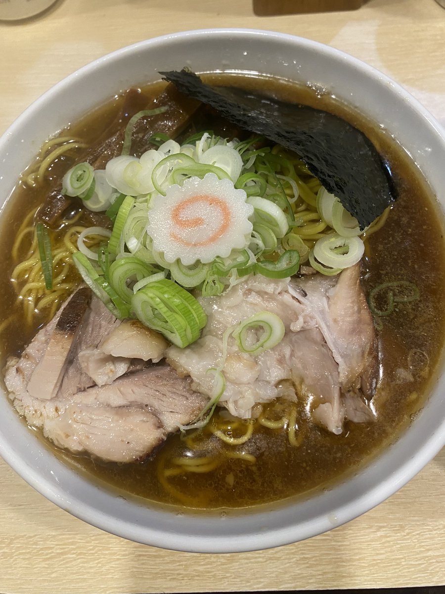 Gorifreaks0628's tweet photo. 今晩は麺や六等星さんでオマール海老の中華そば並＋オマール海老の中華そばミニをいただきました。調布にて待望の復活。スープを一口啜れば六等星の味が広がります。めちゃくちゃ美味しかったです。ごちそうさまでした。 https://t.co/NLqIqAyVdR