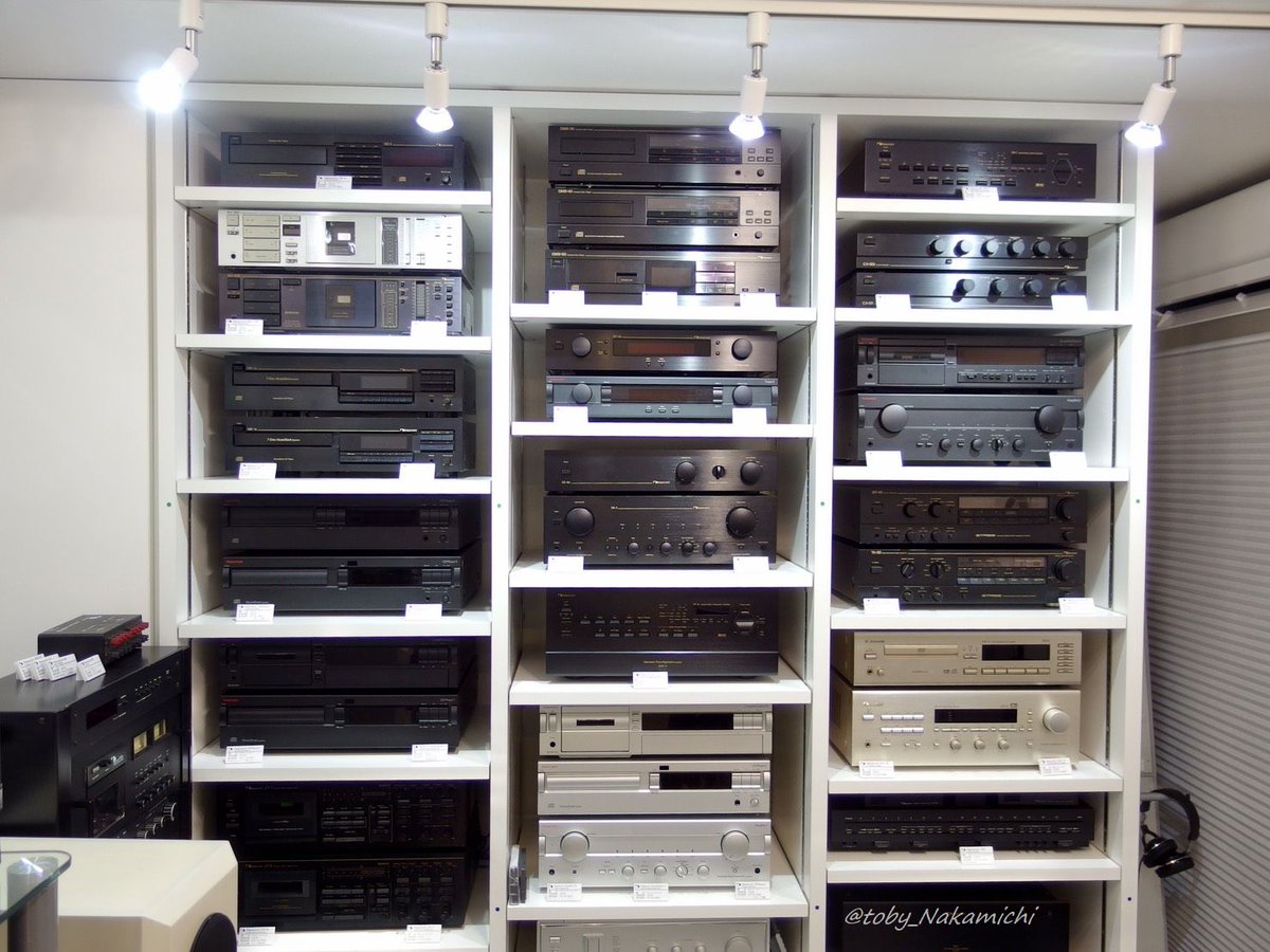 toby_Nakamichi's tweet photo. ナカミチ館の展示を変更。
Amplifire２+CasstteDeck2の上下２段重ねからTuner2を隣の列から移動してきての３段重ねにしたのと、IA-1+IA-4Sの上下２段重ねから、棚の上下隙間を詰めて、棚スペースを確保し、IA-2を追加、ST-3Sを上の棚から移動させてIA-1+IA-2+IA-4S＋ST-3Sの４段重ねに変更しました。
1枚目：before 2-３枚目：after

#ナカミチ館 #ナカミチ #nakamichi