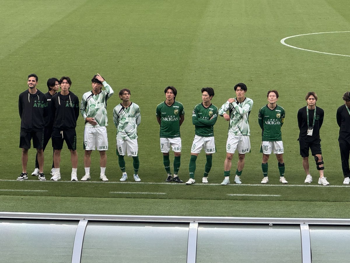 masa_1982's tweet photo. 映像セレモニー中
選手も大きな音のする方をチラリ https://t.co/UnPgV2I2dS