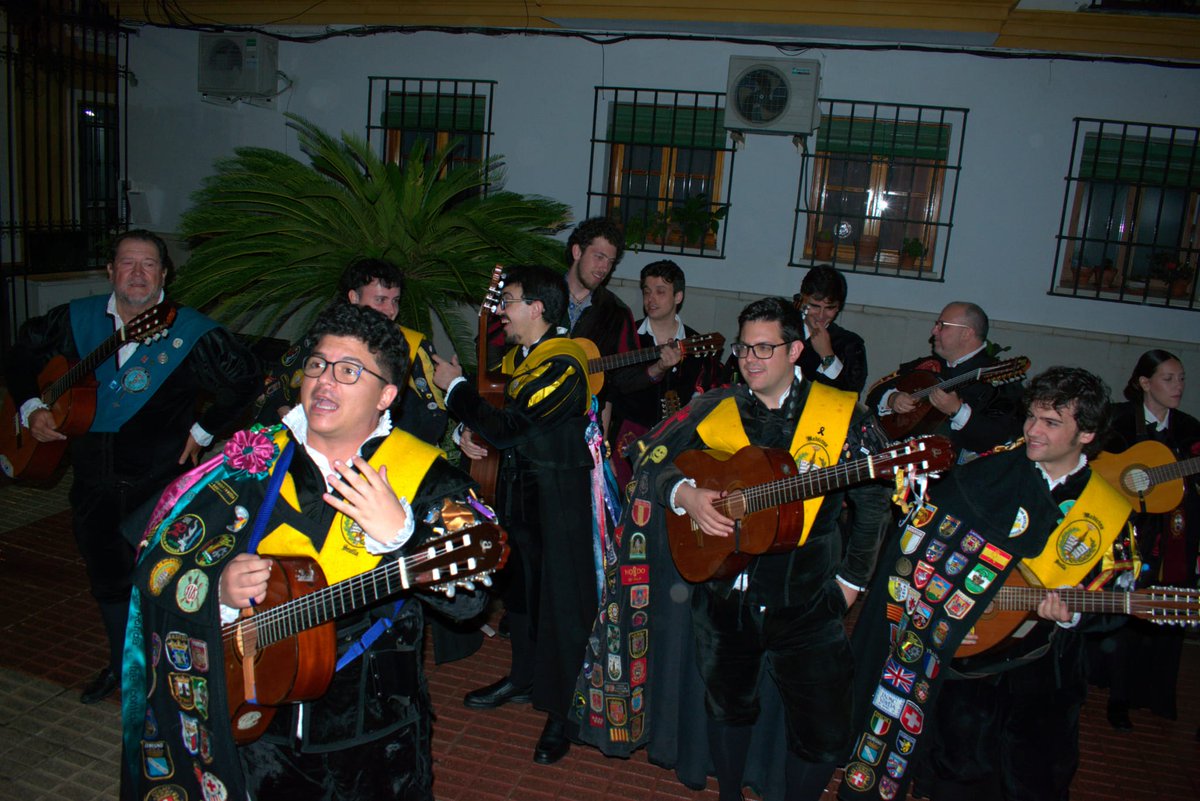 TunMedSev's tweet photo. Hay pocas cosas más divertidas que el caos organizado de una ronda... Y la de esta noche tuvo un aura especial, no hay más que ver las fotos 😆

Muchas gracias a Ana por invitarnos 💛 https://t.co/HkwusnVGMZ