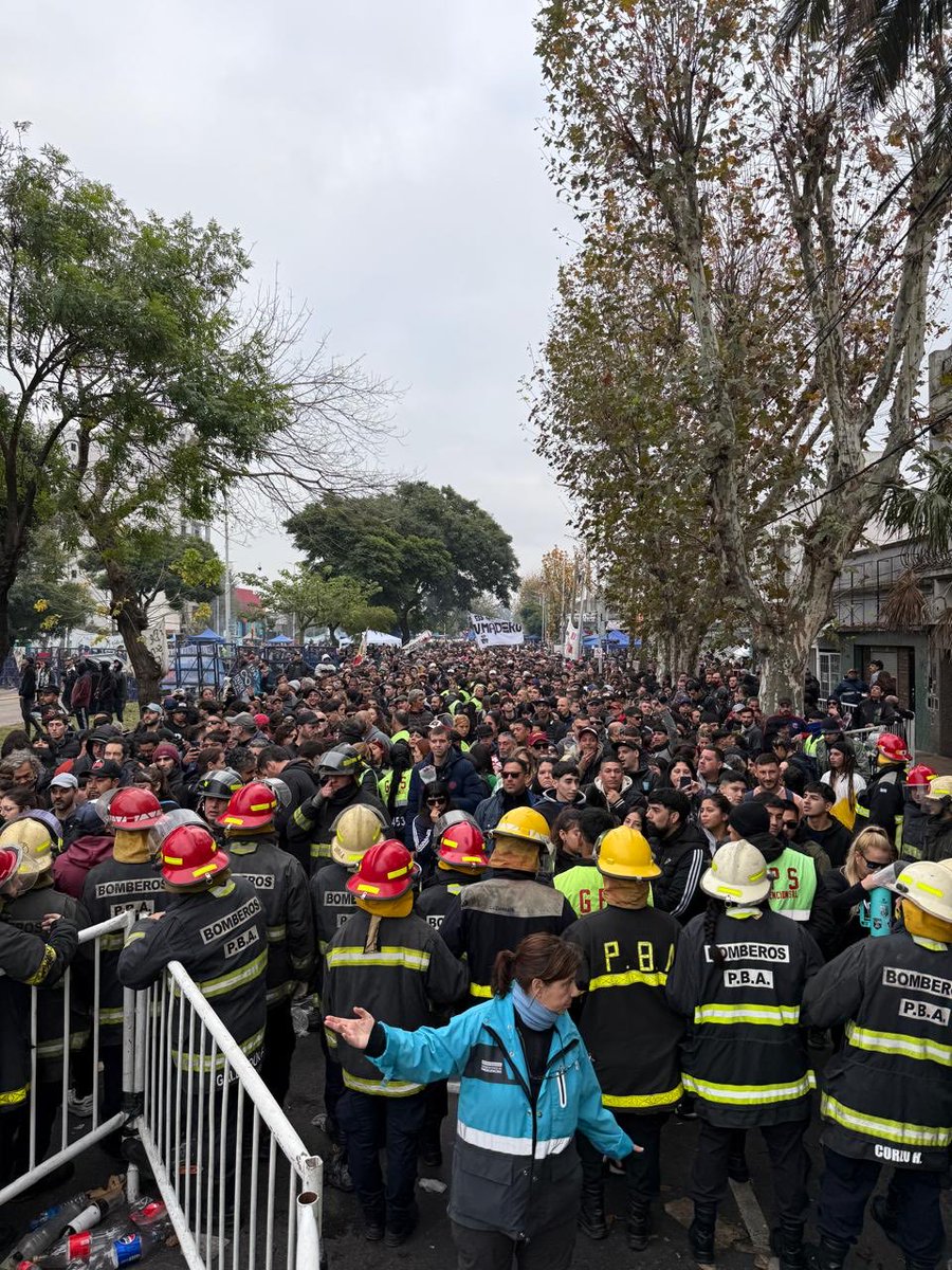 marcelopasetti's tweet photo. Una multitud en la despedida al Indio https://t.co/HYUQV41bEV