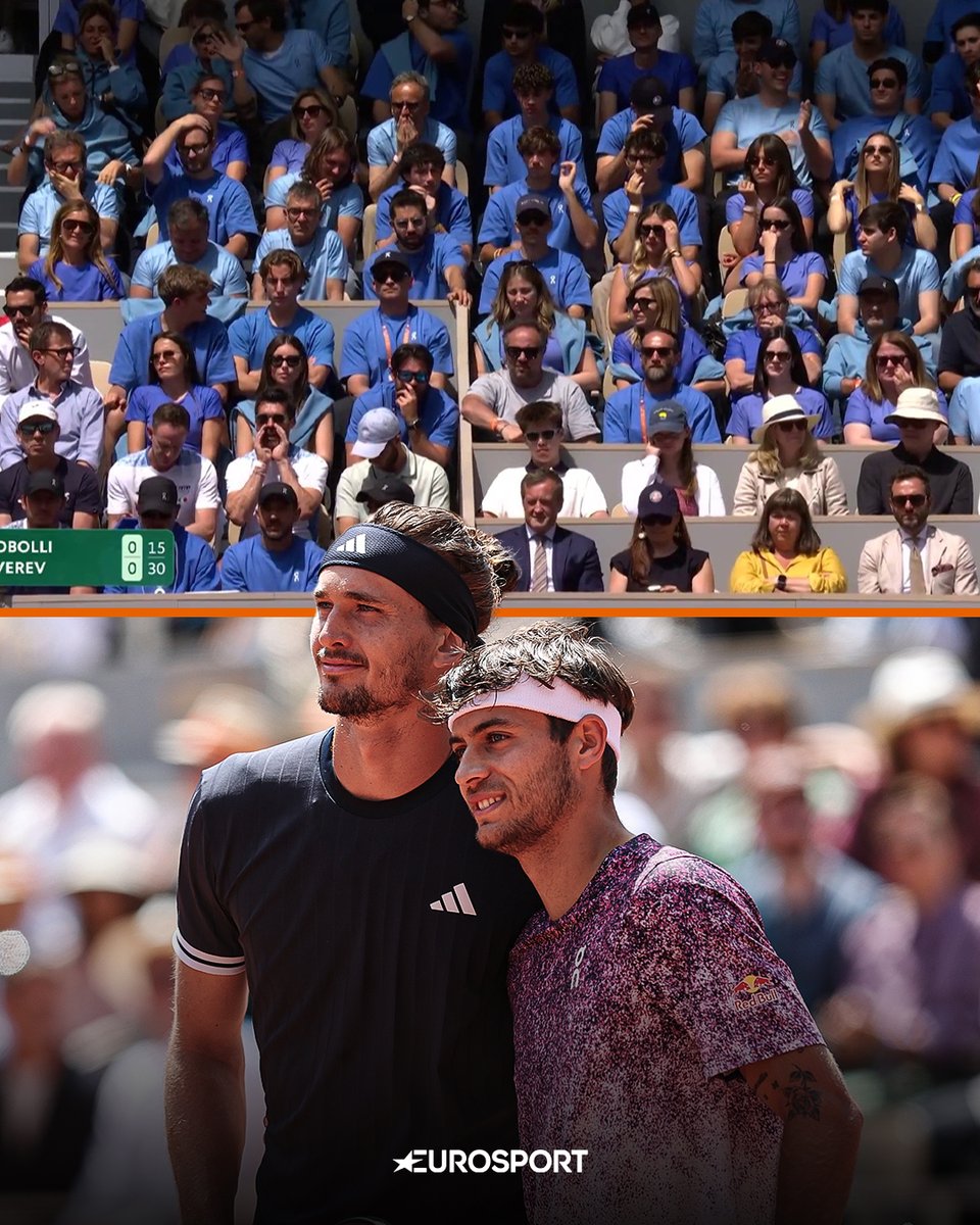 Eurosport_IT's tweet photo. UNA CURVA AZZURA PER FLAVIO 💙

#Tennis #RolandGarros #Cobolli #Zverev https://t.co/CL4UZqKp4a