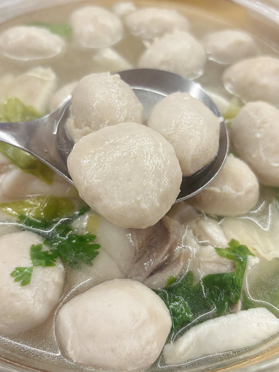 thaibornchinese's tweet photo. ลูกชิ้นหมูของเพื่อนน้องชาย เห็นมาตั้งแต่ป.1หัวเกรียนเรียกเจ้ๆ จนตอนนี้น้องมาออกบู้ท Thaifex ละ เวลาผ่านไปไวเว่อร์ๆ

เป็นลูกชิ้นหมูโรงงานเดียวที่เรามั่นใจ 100 เปอร์ว่าไม่บอแร็กซ์ ไม่สารกันบูดชัวร์ๆ นับถือนะตั้งใจเรียน Food sci เพื่อกลับรักษาสูตรดั้งเดิมตั้งแต่สมัยอากง😆 https://t.co/nQnEgFVlqH