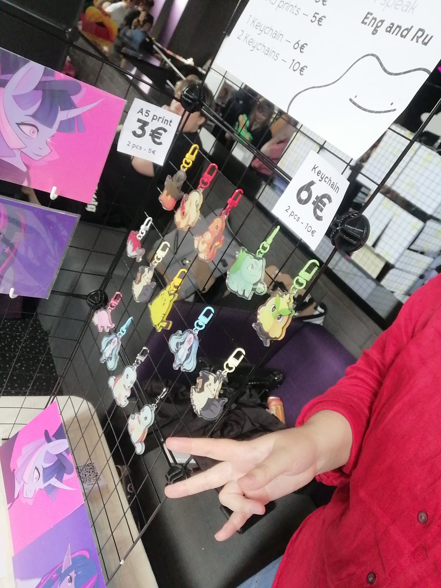 Tanatos_aaa's tweet photo. Yooo
I survived my first Artist Alley :D
Some stuff didn’t go quite the way I expected, but I really enjoyed it!!! 

P. S The fact that there are ±14 people out there somewhere who have my keychains still feels so unreal to me :') https://t.co/TuN201G1CK