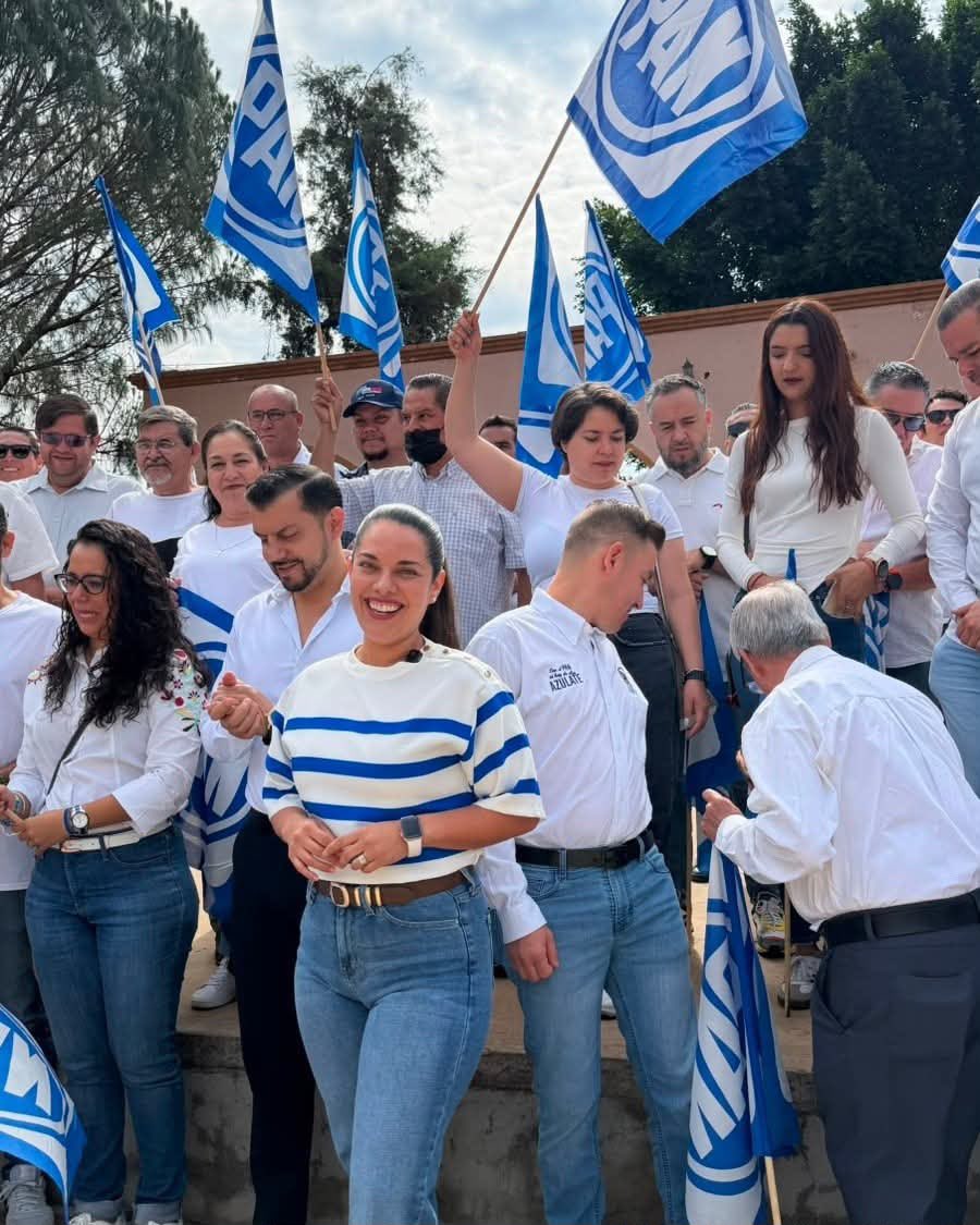 BeckyReynoso's tweet photo. A un año de la elección de 2027, el PAN Jalisco salió a las calles como parte del “Primer Terremoto Nacional Simultáneo”, una movilización realizada en todo el país.

La activación se llevó a cabo en 13 municipios de Jalisco.

La dirigencia estatal aseguró que esta jornada marca el inicio de una etapa de mayor cercanía con la ciudadanía rumbo a la elección de 2027.

#PANJalisco #Elecciones2027 #Jalisco