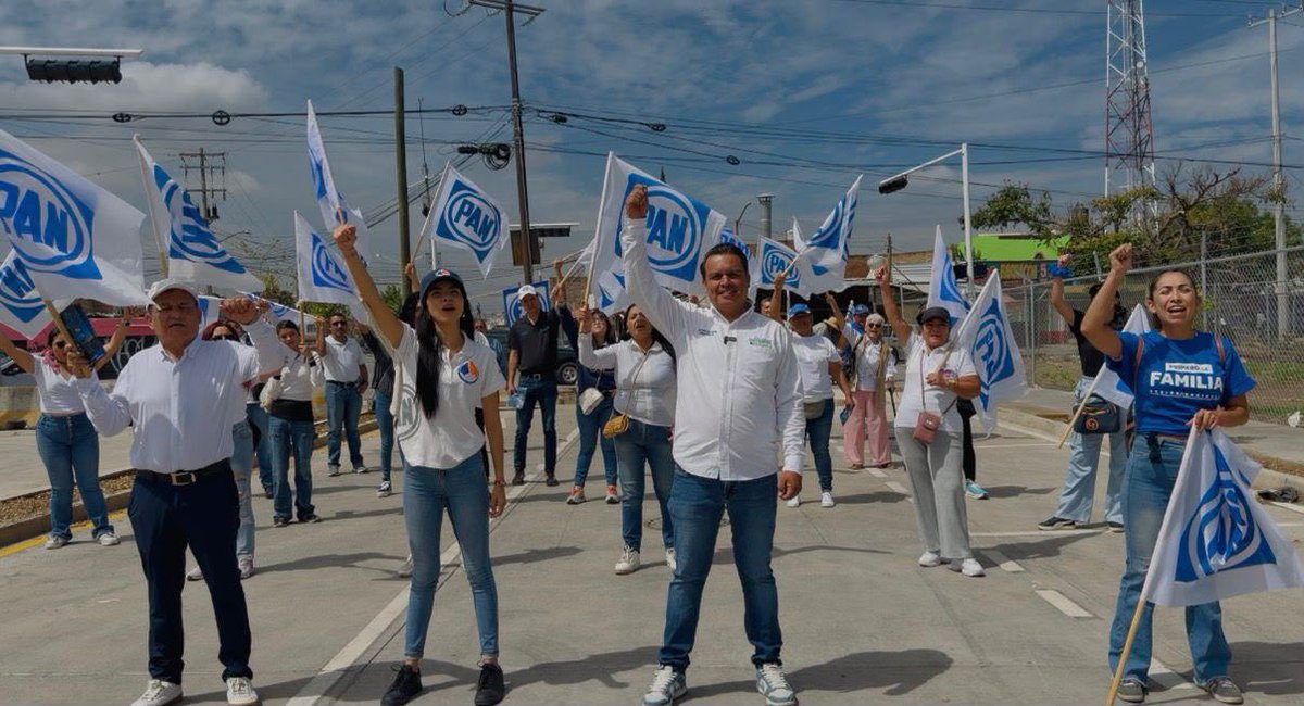 BeckyReynoso's tweet photo. A un año de la elección de 2027, el PAN Jalisco salió a las calles como parte del “Primer Terremoto Nacional Simultáneo”, una movilización realizada en todo el país.

La activación se llevó a cabo en 13 municipios de Jalisco.

La dirigencia estatal aseguró que esta jornada marca el inicio de una etapa de mayor cercanía con la ciudadanía rumbo a la elección de 2027.

#PANJalisco #Elecciones2027 #Jalisco