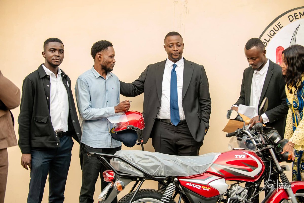 JeanpyKabongo2's tweet photo. Le Président du CNJ, l'Ambassadeur @mbuyiclaude12 Mbuyi, et l'Ir Ronaldoo Mayumbu ont remis deux nouvelles motos à des jeunes bénéficiaires, grâce au partenariat clé avec le FOGEC.Un appui concret et soutenu pour briser le chômage et booster l’autonomie financière de la jeunesse https://t.co/0J1sS4hCKY