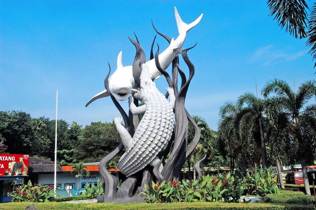 jellykeikeu's tweet photo. kalian tahu nggak kalau 水 shuǐ yang artinya air 💧 di bahasa mandarin juga artinya bisa jadi nama Kota Surabaya loh! 🦈🐊😮

HAH ∘ ∘ ∘ ( °ヮ° ) ?

YUPPP! jadiiii surabaya kalau dalam bahasa mandarin, namanya jadi: 

                                 ⭐️  泗水 (sìshuǐ) ⭐️

yang artinya empat air (sungai) yang menggambarkan kawasan, yang dikelilingi air atau sungai. 

nah kaitannya adalah karena surabaya itu kota pelabuhan yang dikelilingi oleh air dan banyak muara sungai besar yang mengalir~! 🏞💧

😙⭐️ FUN FACT!
mall TERBESAR di Indonesia itu bukan di ibukota negara, tapi ada di surabaya! ( ˶°ㅁ°) !! namanya pakuwon mall di surabaya barat yang luasnya sampai 200.000m²

di sini ada yang mutualku anak surabaya taa rekkk? 🙋🏻‍♀️