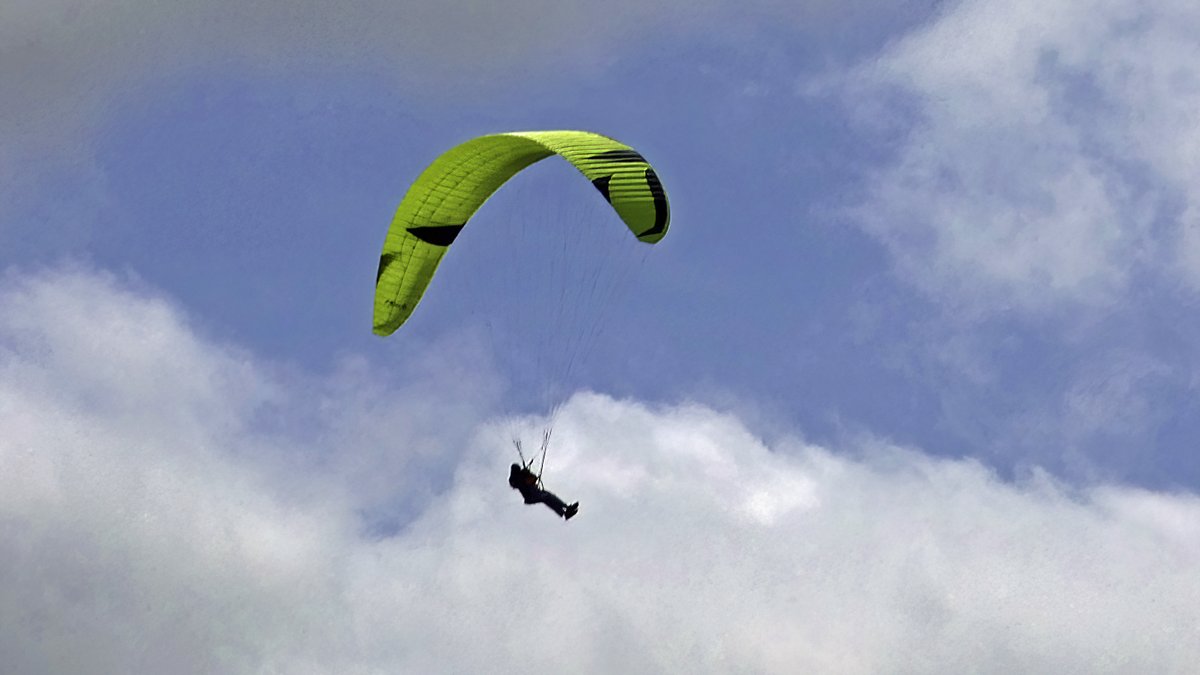 Sjef55's tweet photo. Paraglider onder een wolkendek #egmondaanzee @WilliamHuizinga @nicolienkroon @onwukaa @BuienRadarNL @mrmiddendorp @MartijnDorrest1 @EmsWeather @helgavanleur @jordiweerman @marjondehond @RTLOntbijtnws @RTLnieuws @janvissersweer @NHNieuws @weermanrobert https://t.co/HwyVttDYfP