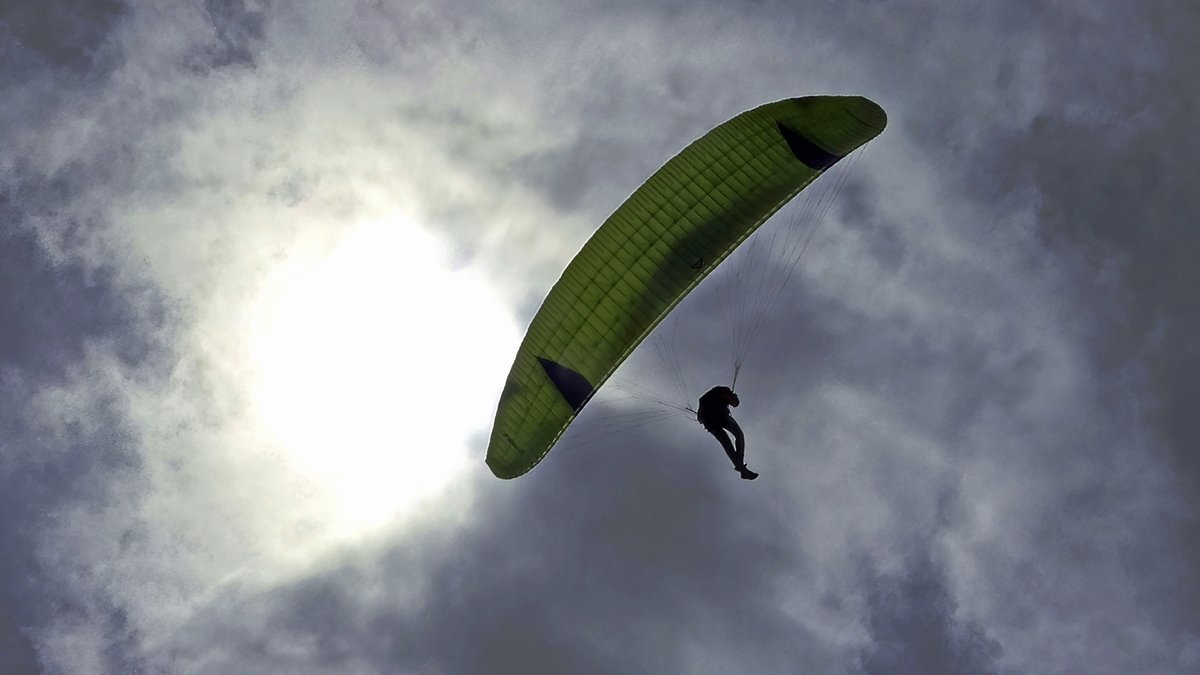 Sjef55's tweet photo. Paraglider onder een wolkendek #egmondaanzee @WilliamHuizinga @nicolienkroon @onwukaa @BuienRadarNL @mrmiddendorp @MartijnDorrest1 @EmsWeather @helgavanleur @jordiweerman @marjondehond @RTLOntbijtnws @RTLnieuws @janvissersweer @NHNieuws @weermanrobert https://t.co/HwyVttDYfP